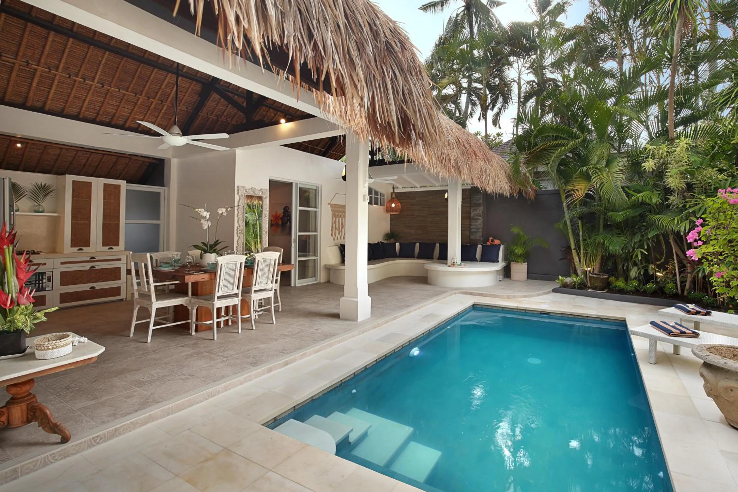 Swimming pool in Villa Elleo