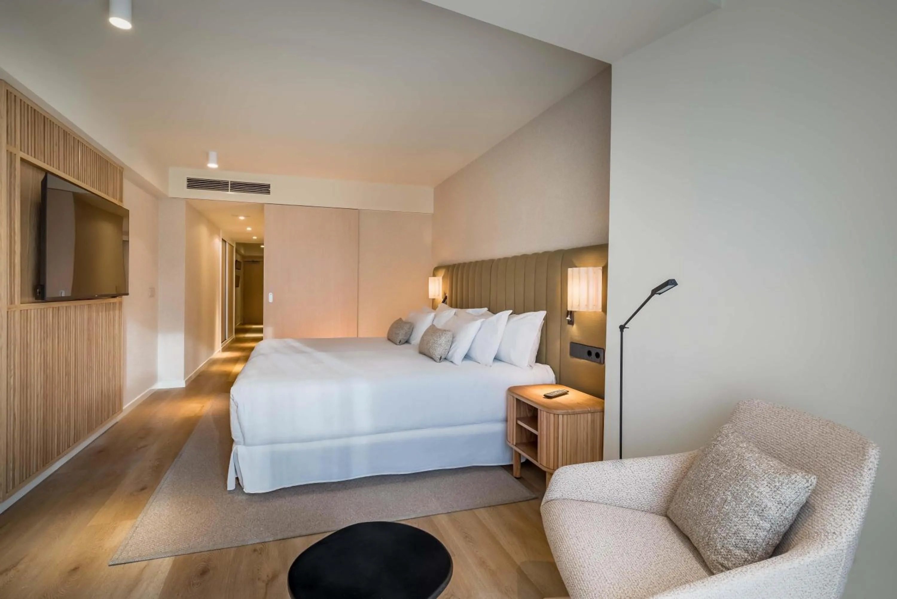 Photo of the whole room, Bed in Barceló Bilbao Nervión