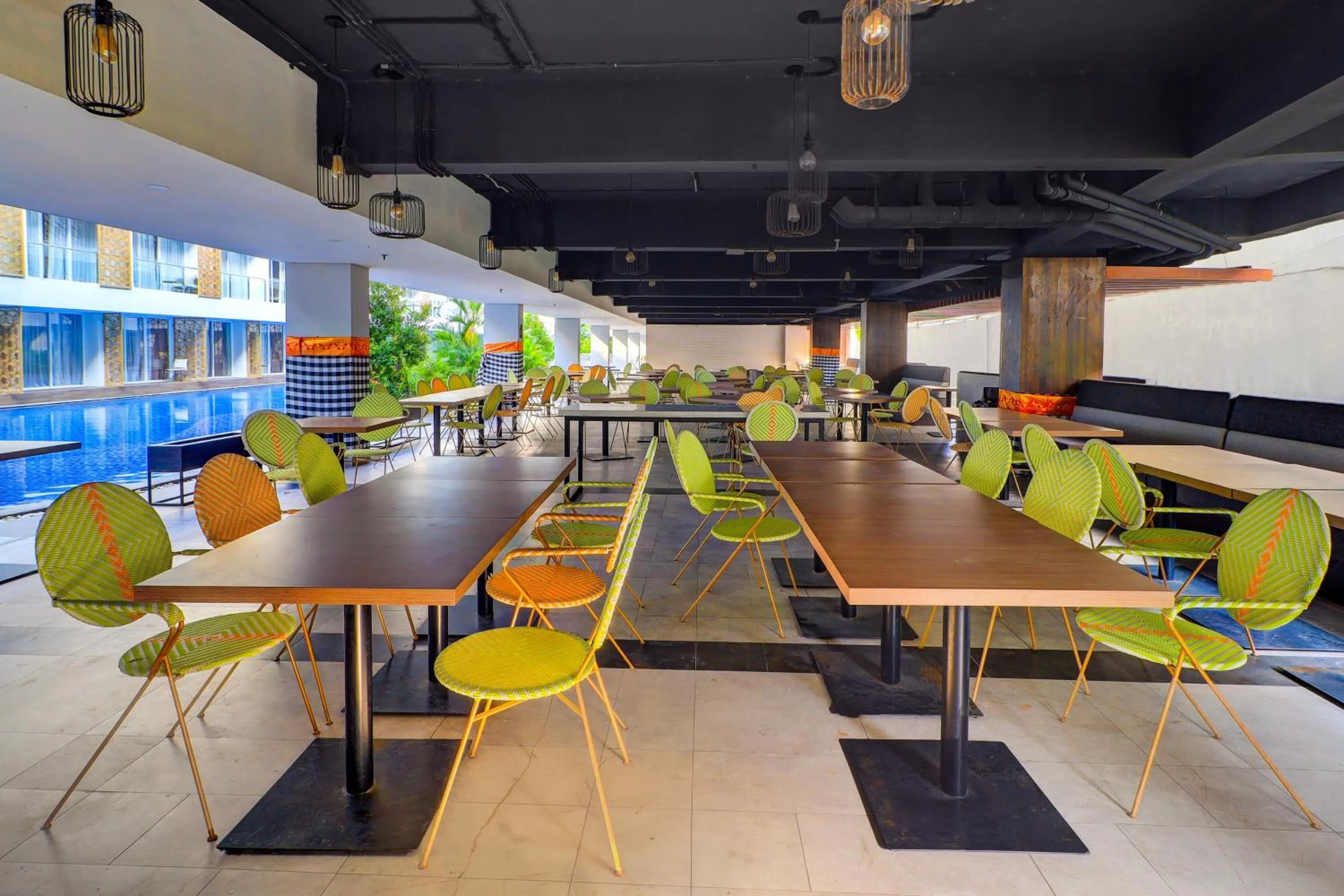 Restaurant/places to eat in Sunday Hotel Arshika Sunset Road