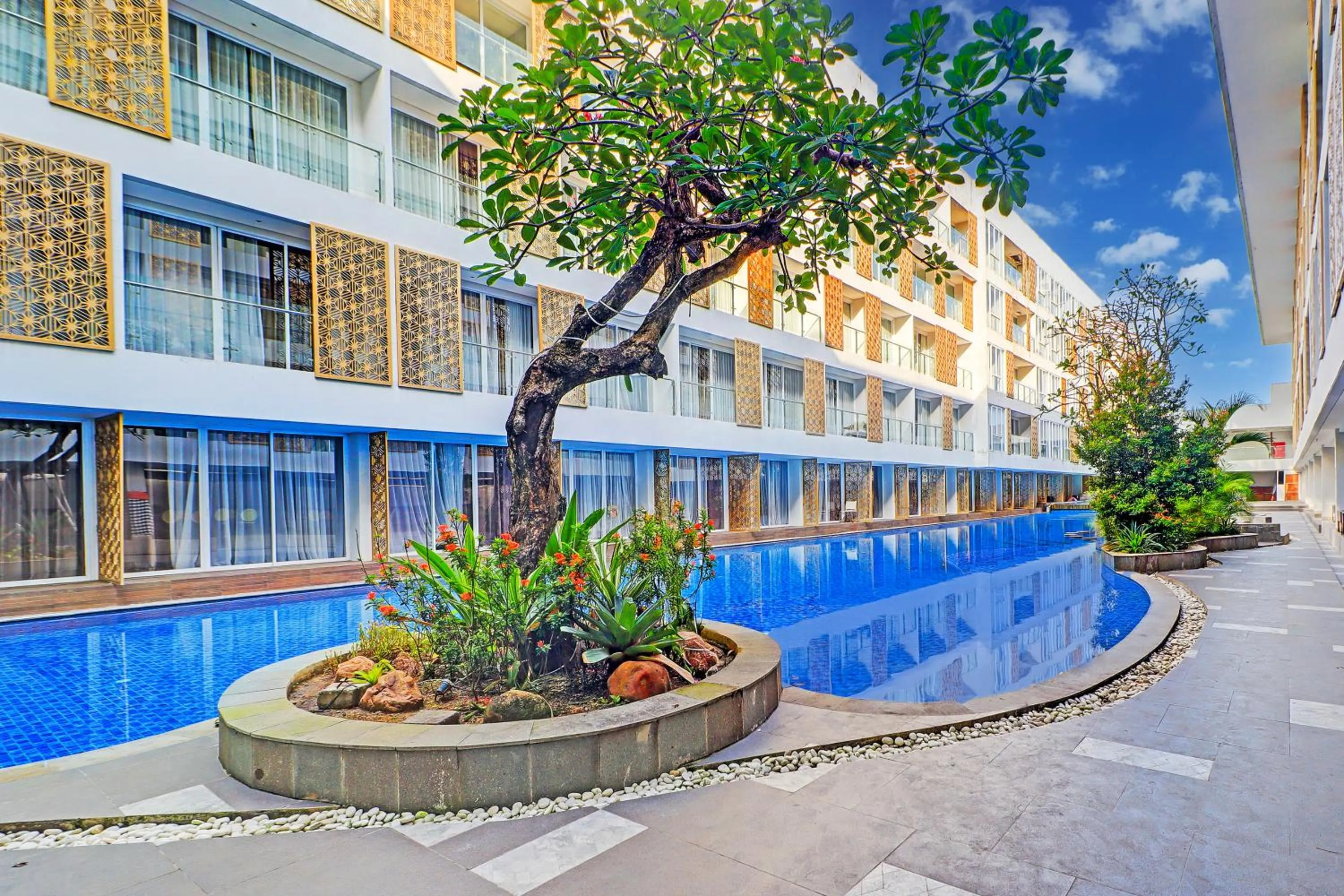 Swimming pool in Sunday Hotel Arshika Sunset Road