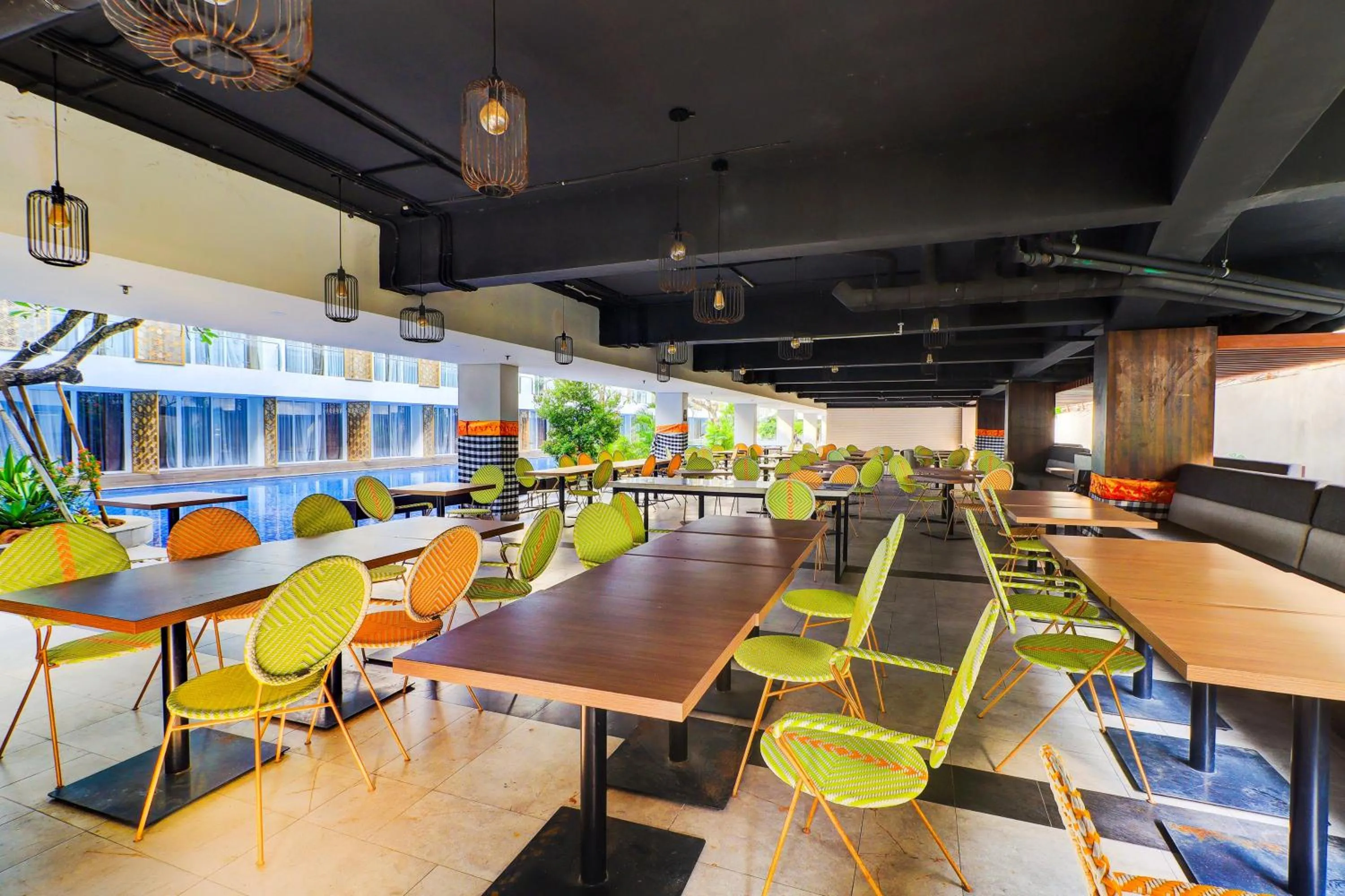 Restaurant/places to eat in Sunday Hotel Arshika Sunset Road