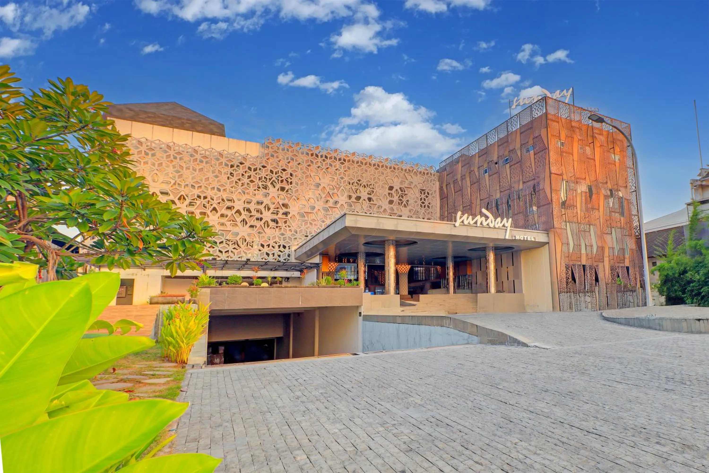 Facade/entrance in Sunday Hotel Arshika Sunset Road