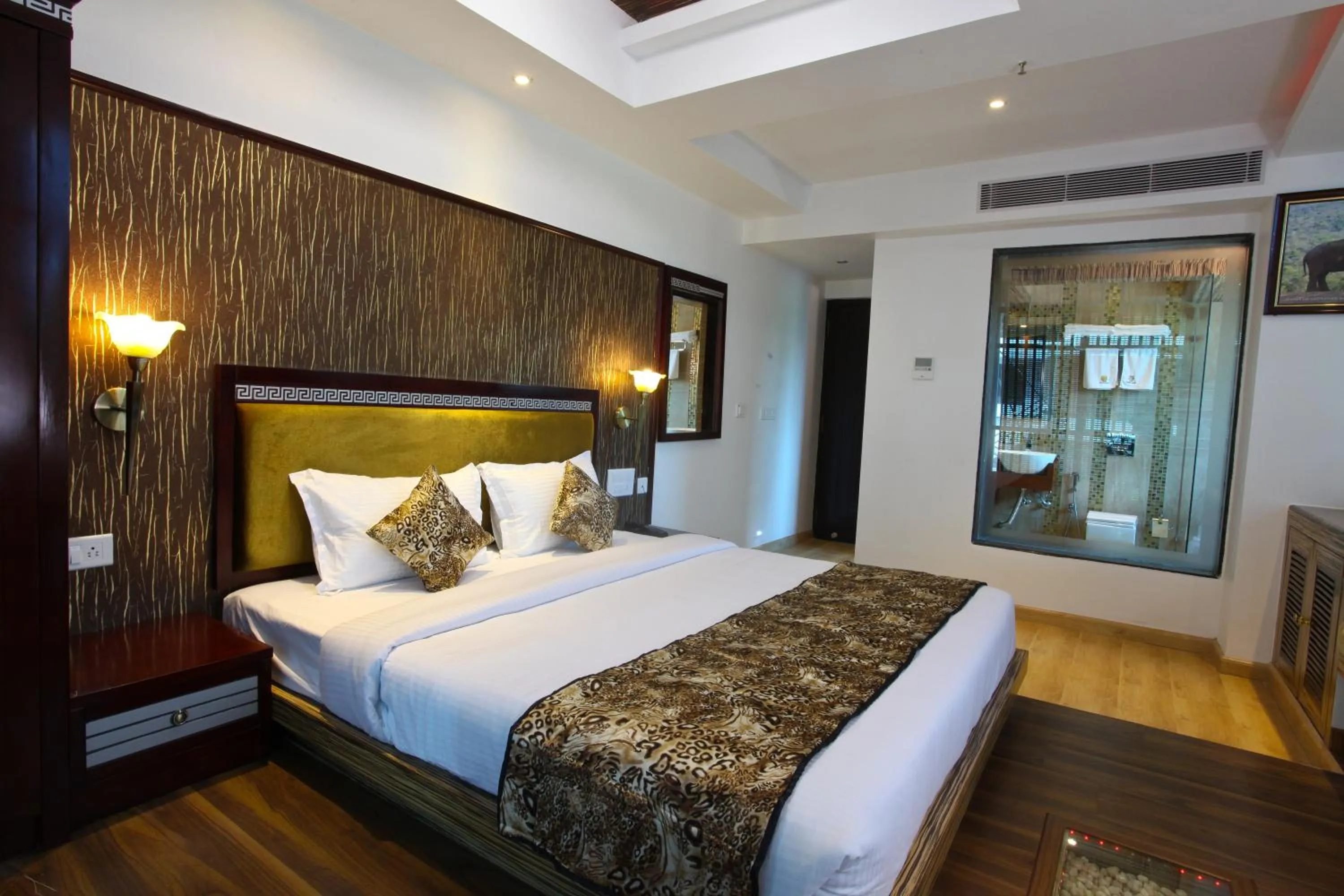 Bed in Hotel Tigers Roare Thekkady