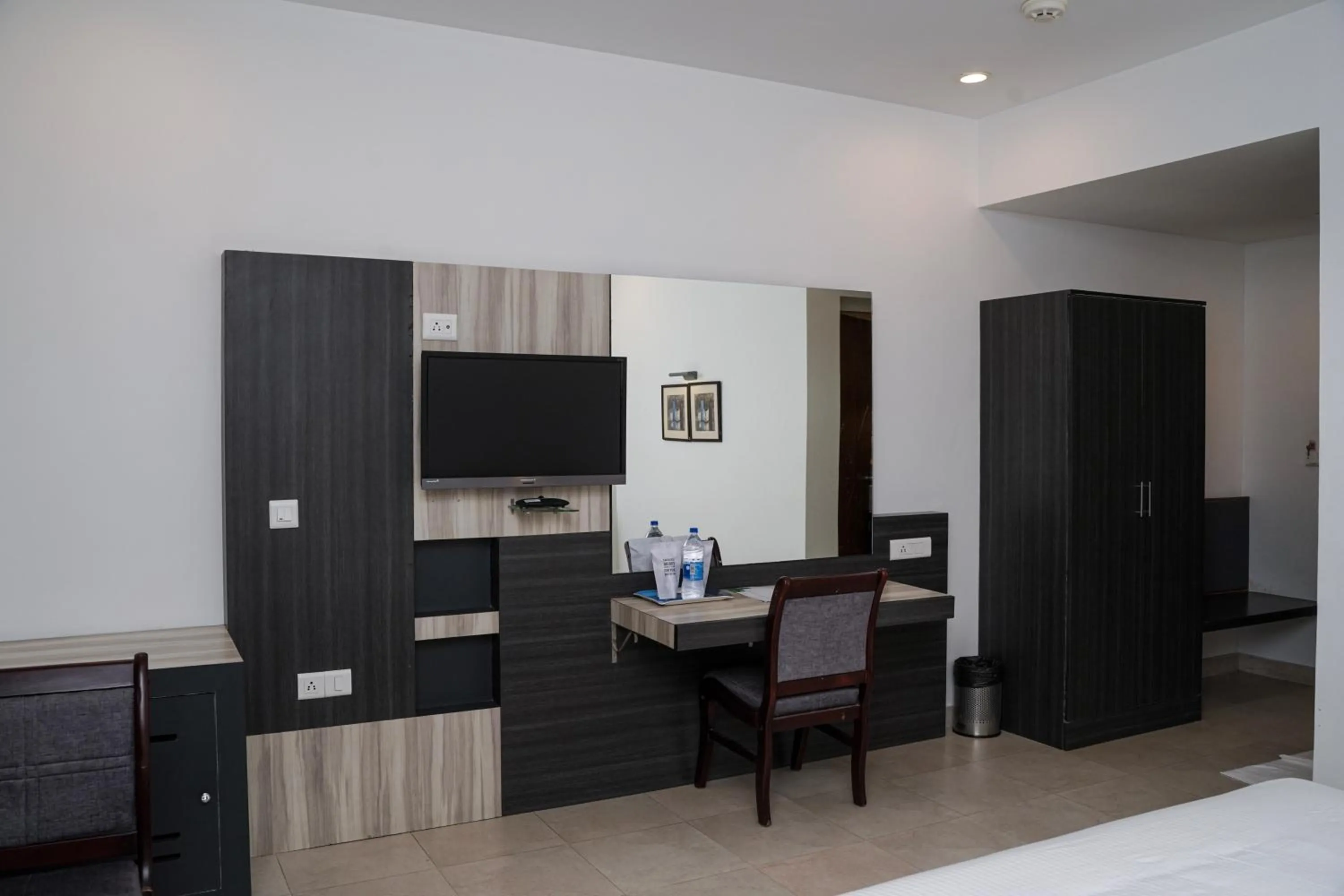 TV and multimedia, TV/Entertainment Center in Hotel Palm shore