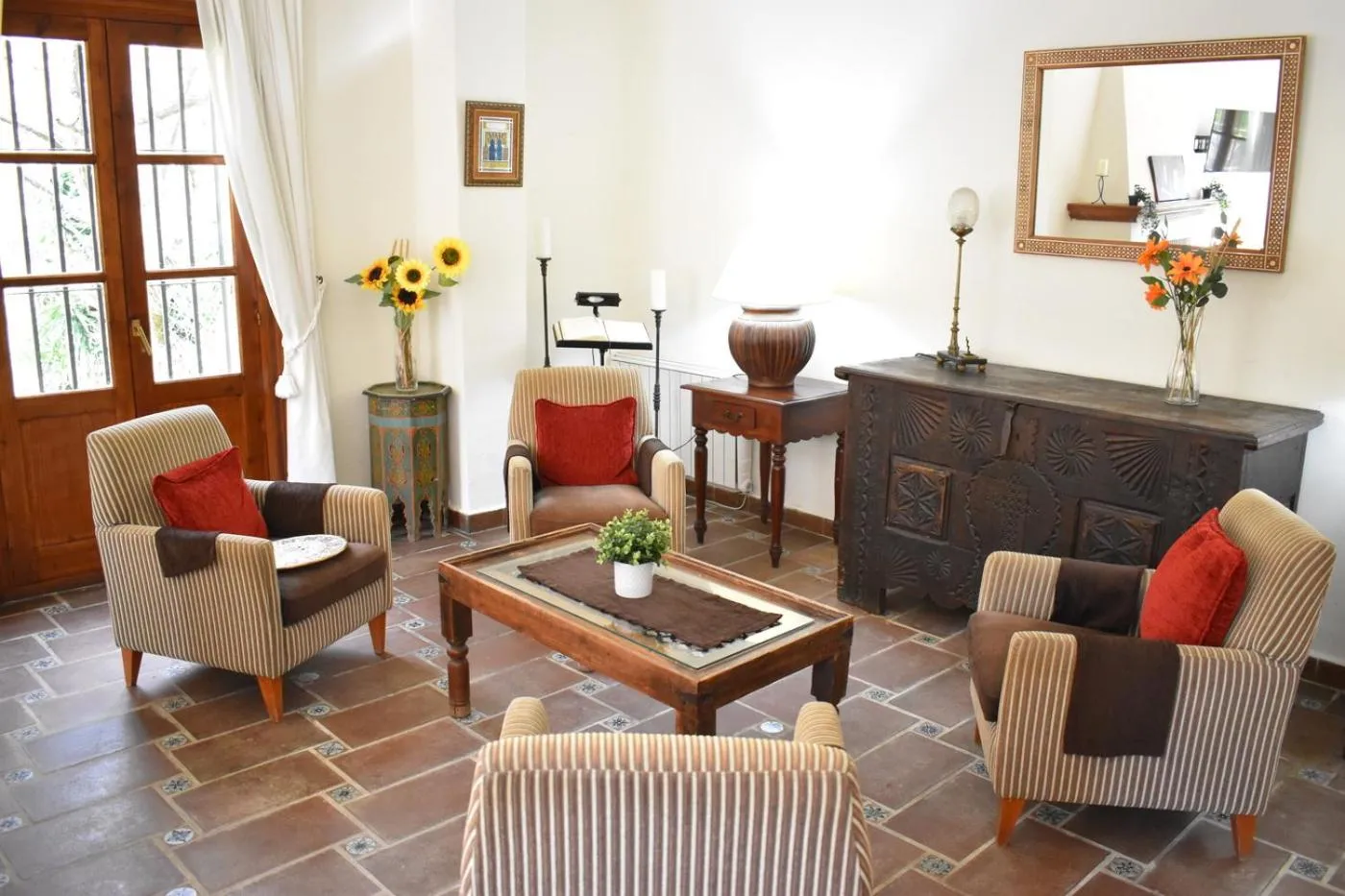 Communal lounge/ TV room in Hotel Humaina