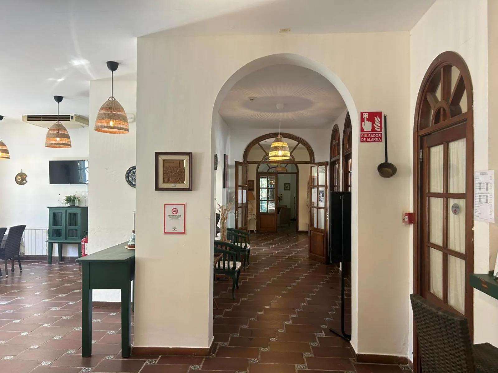 Restaurant/places to eat in Hotel Humaina