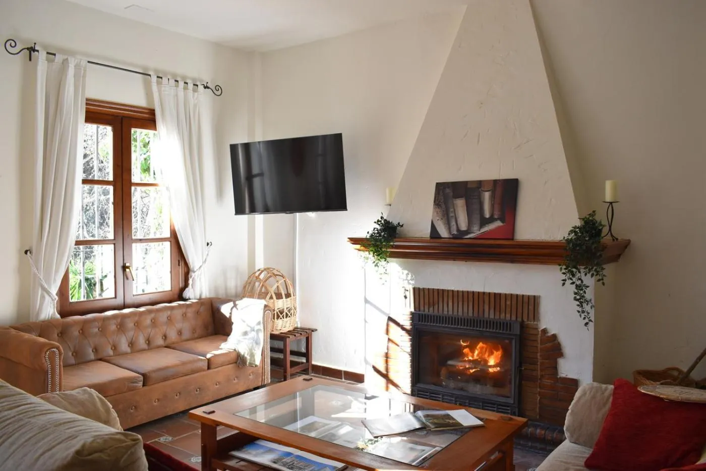 Communal lounge/ TV room in Hotel Humaina