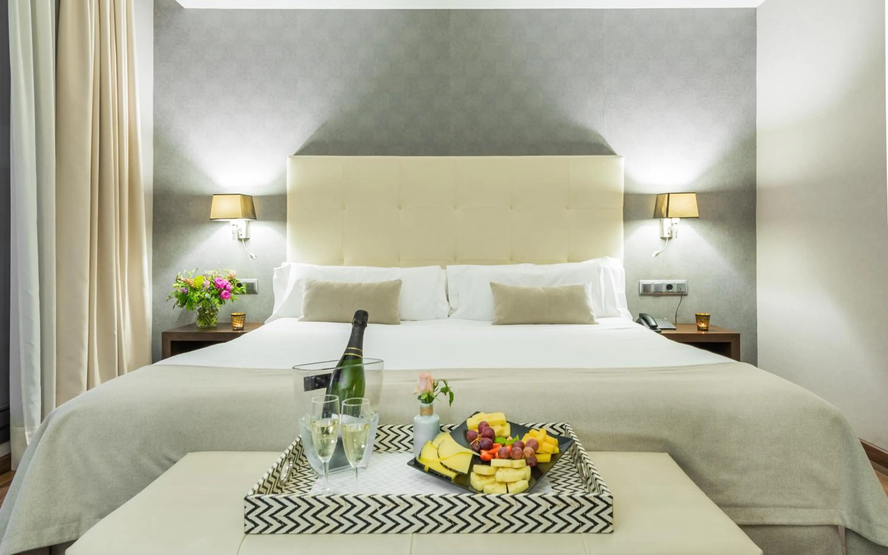 Breakfast, Bed in Aparthotel Mariano Cubi Barcelona