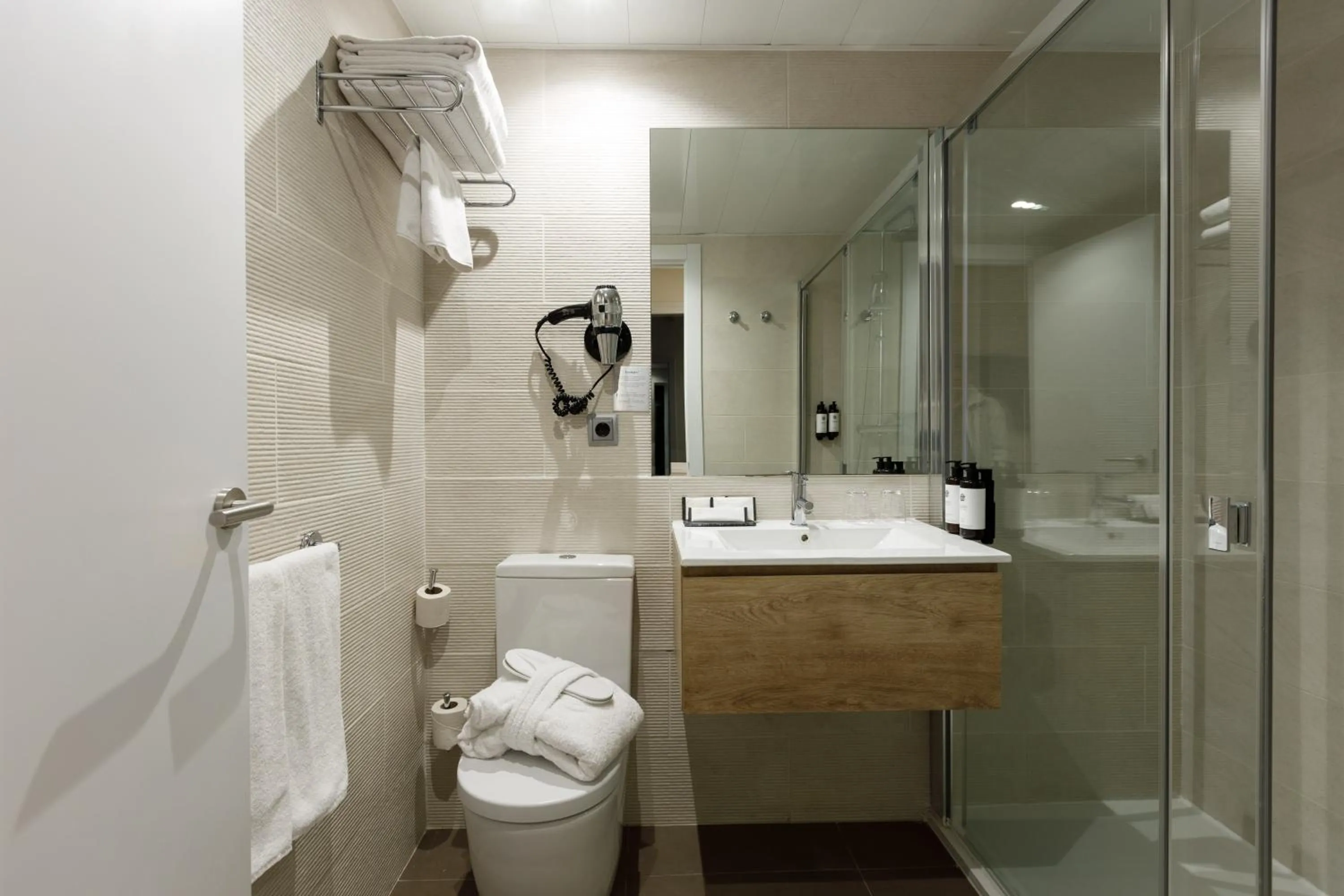 Shower in Aparthotel Mariano Cubi Barcelona