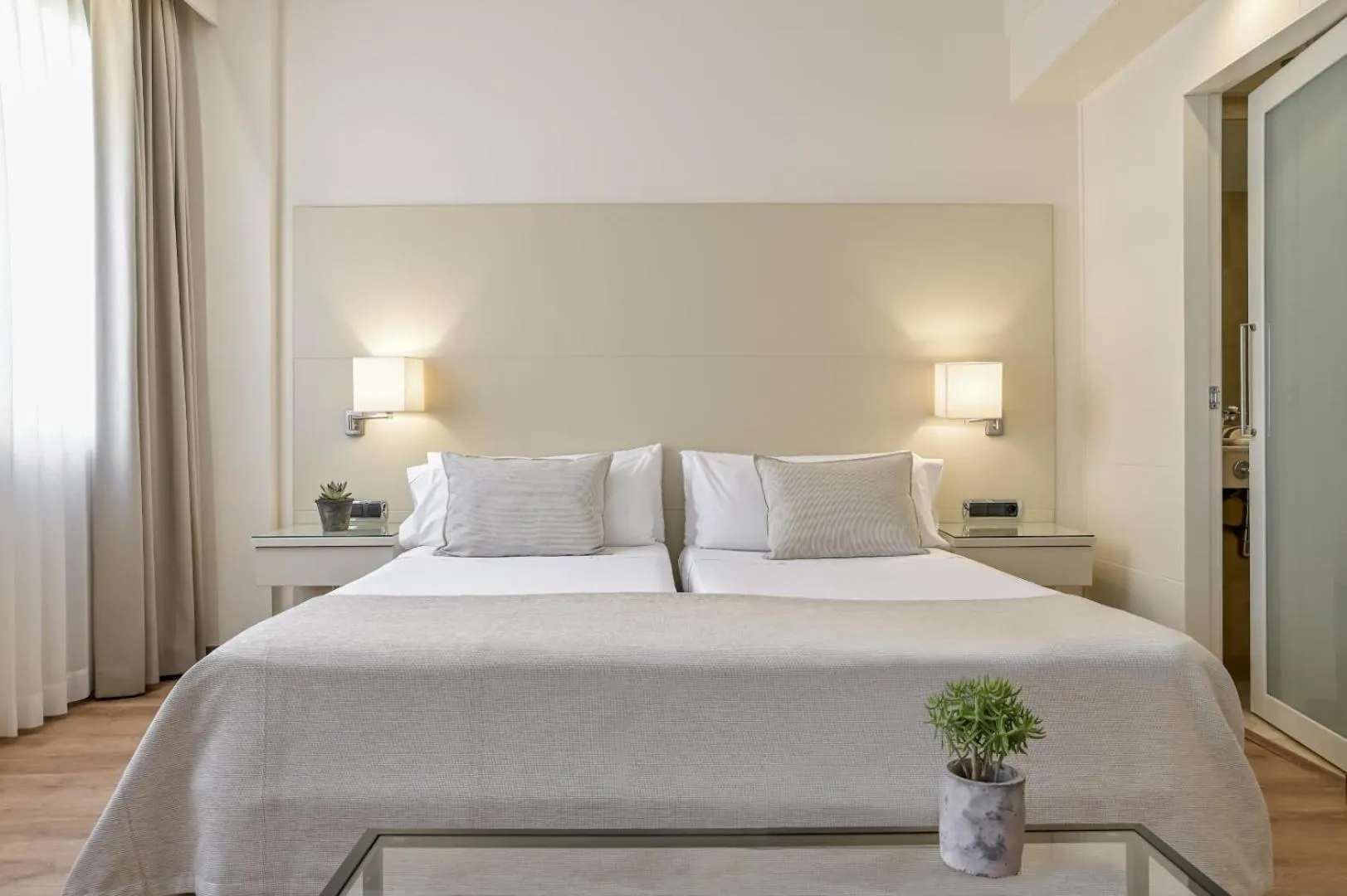 Bedroom, Bed in Aparthotel Mariano Cubi Barcelona