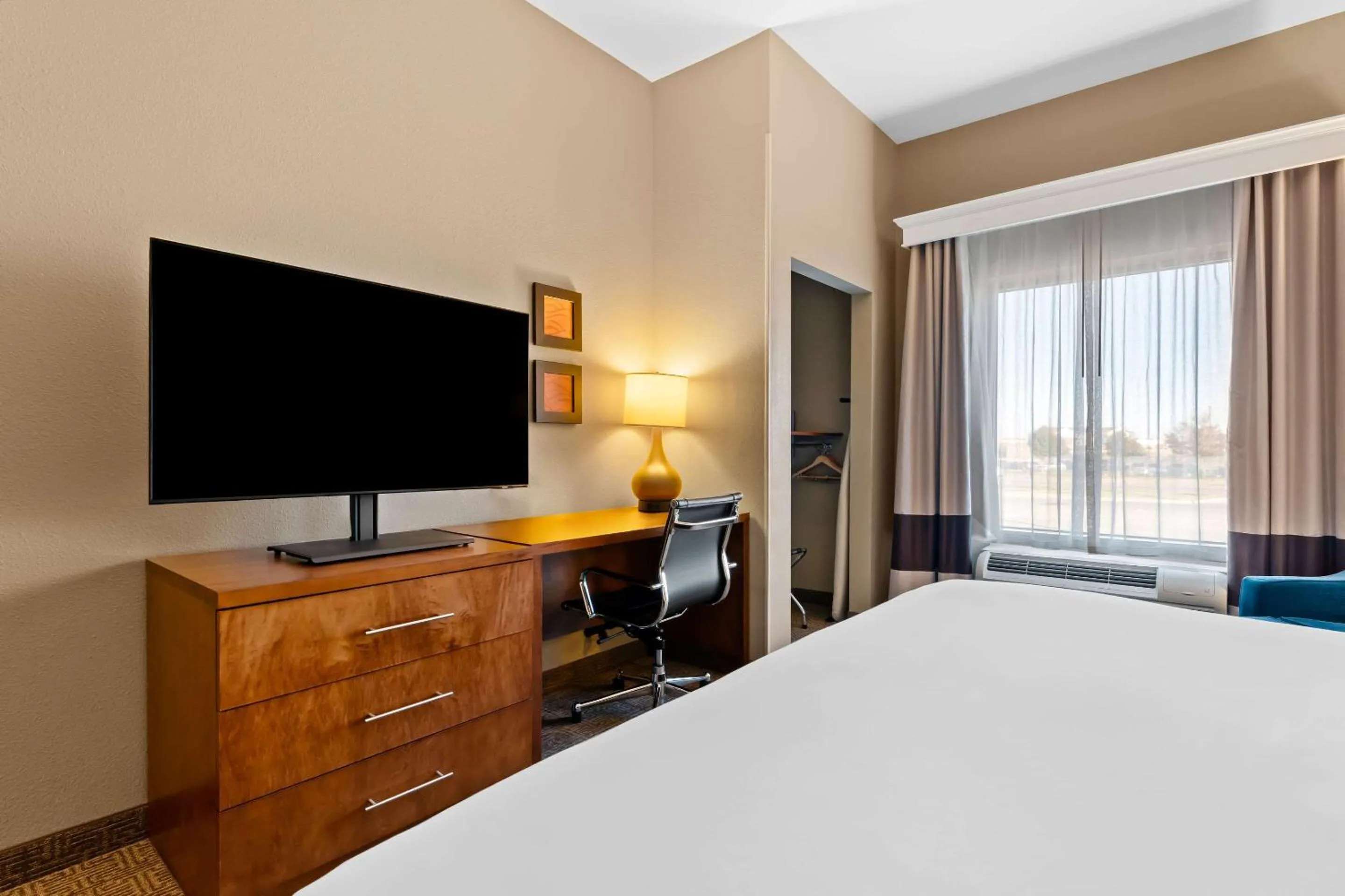 Bedroom, Bed in Comfort Inn & Suites Avera Southwest