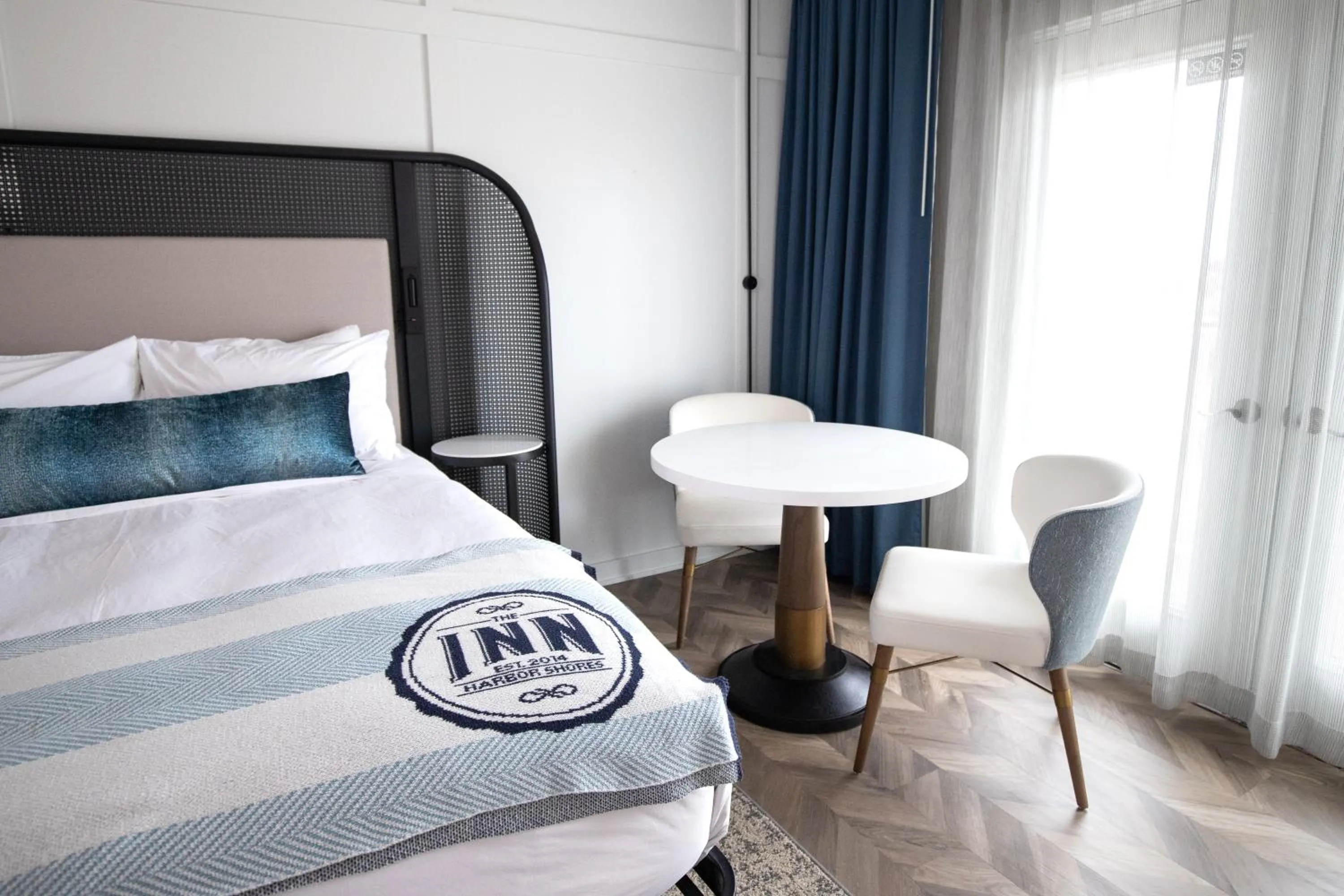 Seating area, Bed in The Inn at Harbor Shores