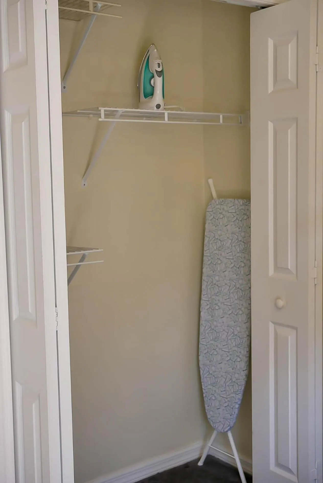 Bathroom in Large Pool With Jacuzzi, Near The Disney Attractions!!