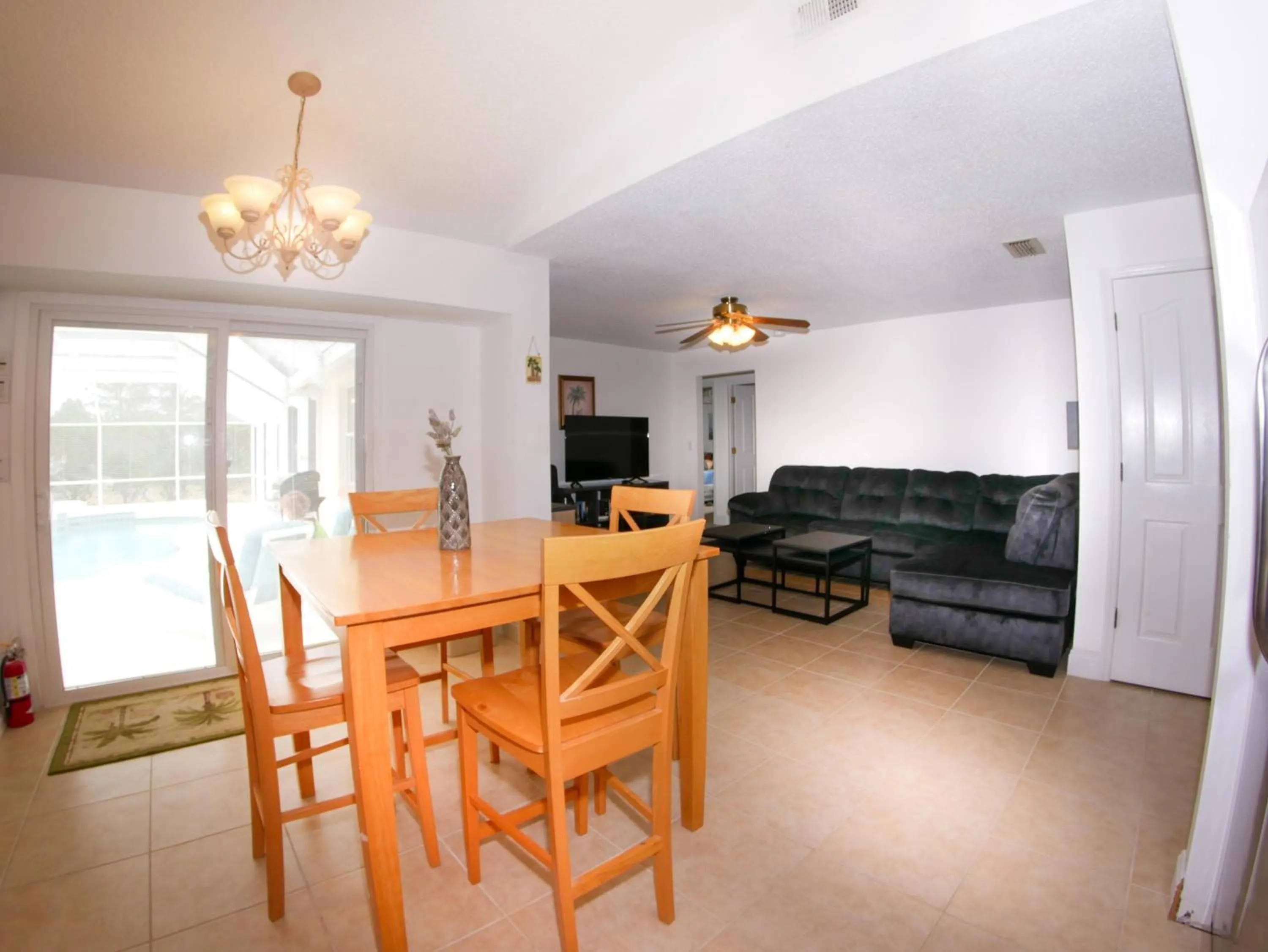 Living room in Large Pool With Jacuzzi, Near The Disney Attractions!!