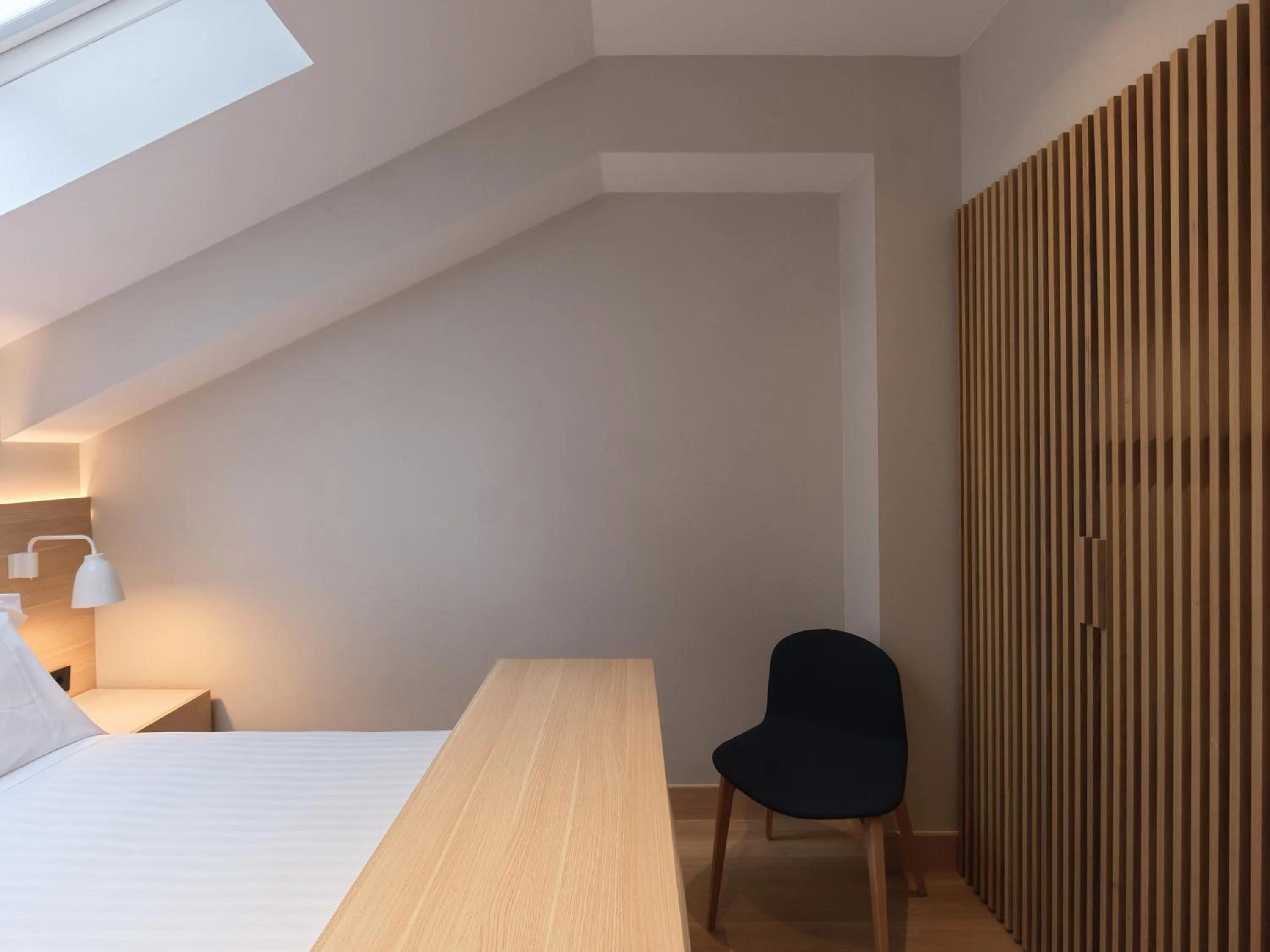 Photo of the whole room, Bed in Zenit Coruña