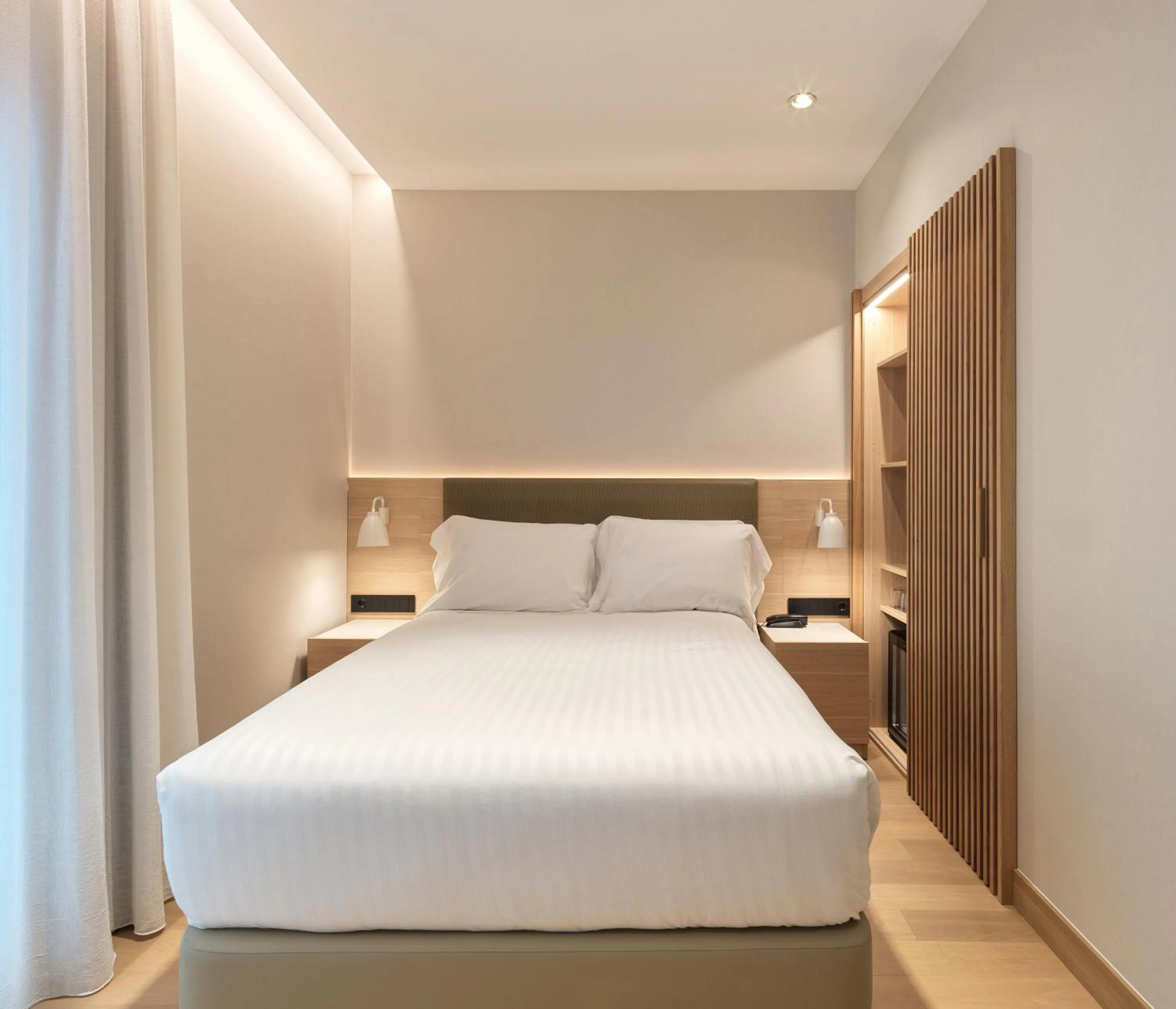 Photo of the whole room, Bed in Zenit Coruña