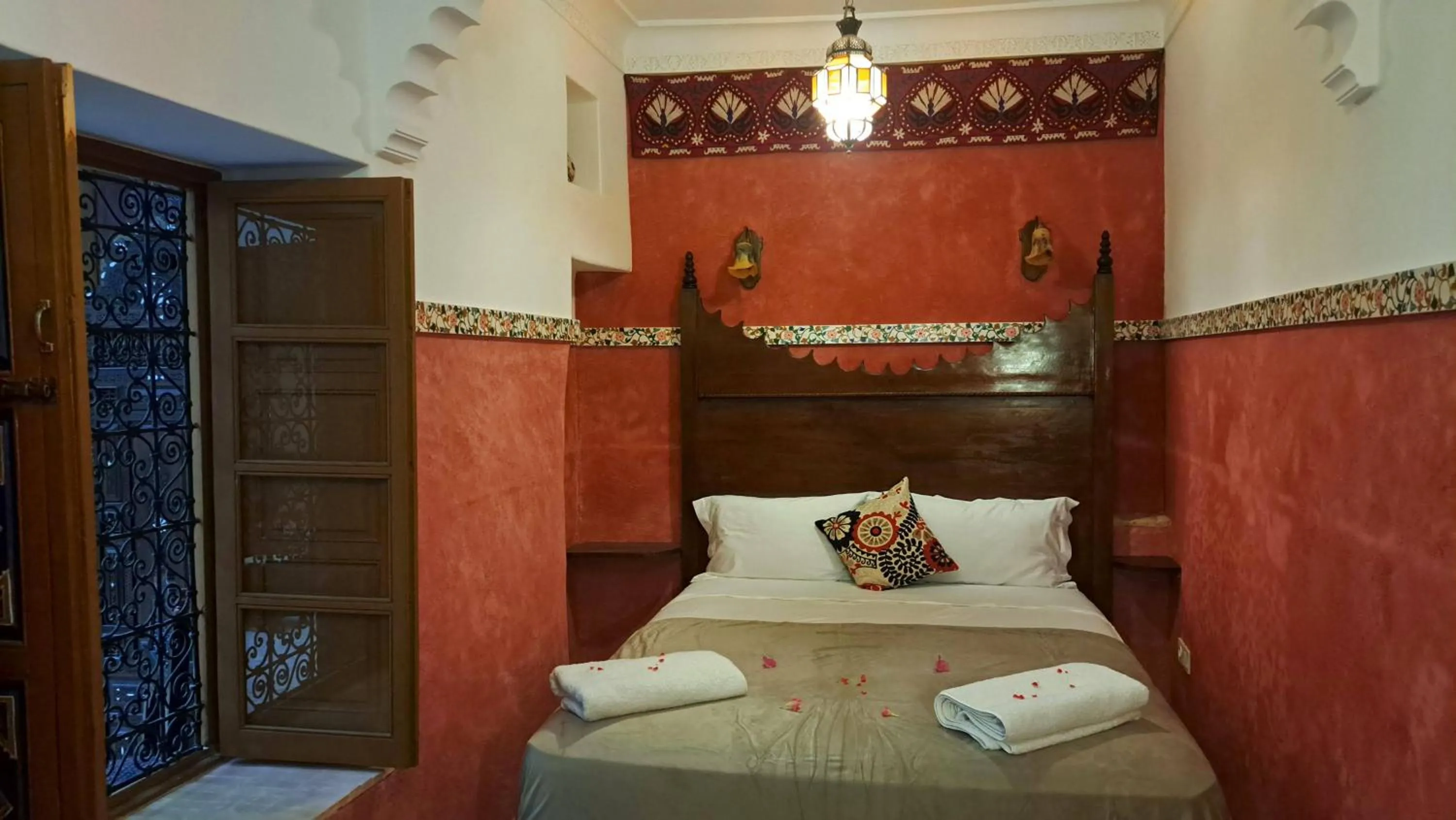 Photo of the whole room, Bed in RIAD DAR En-Nawat