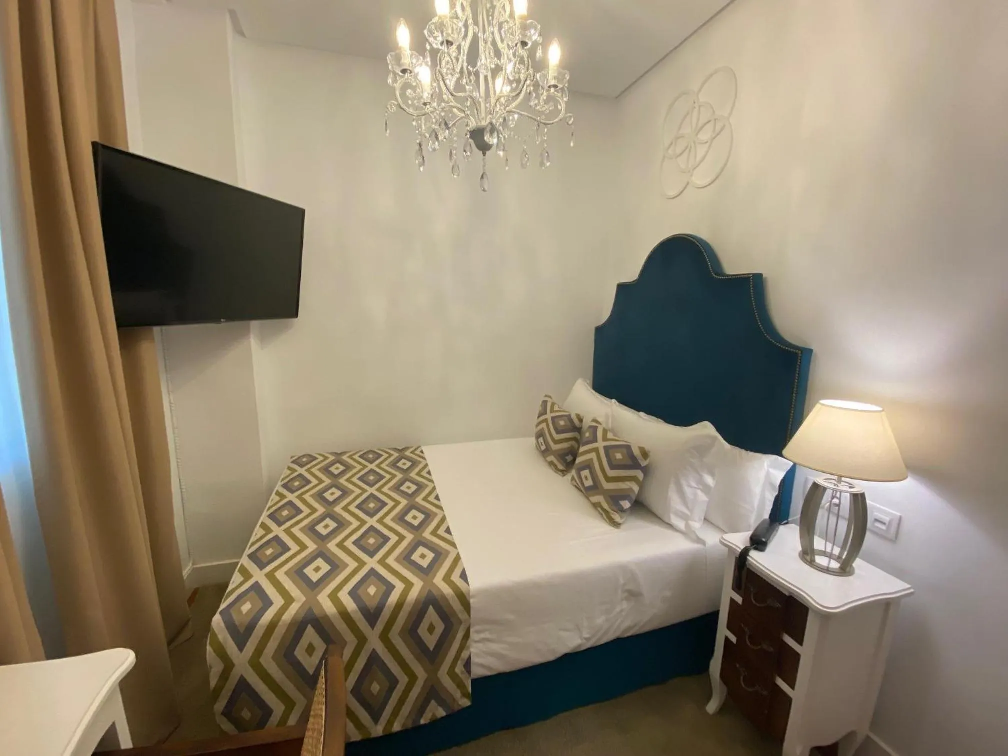 Photo of the whole room, Bed in Hotel Derby Sevilla