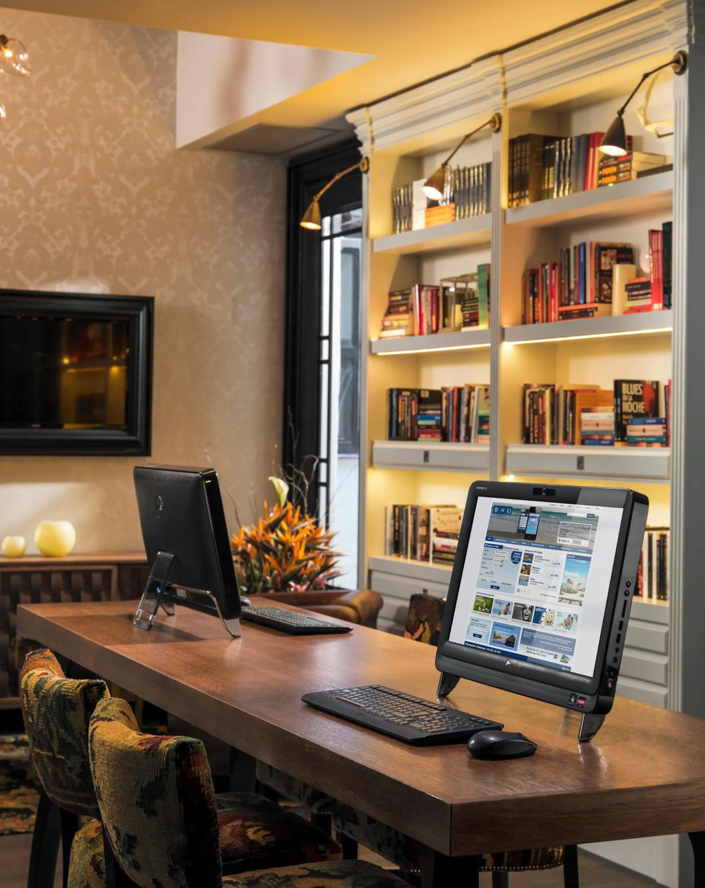 Communal lounge/ TV room in Boutique Hotel H10 Catalunya Plaza