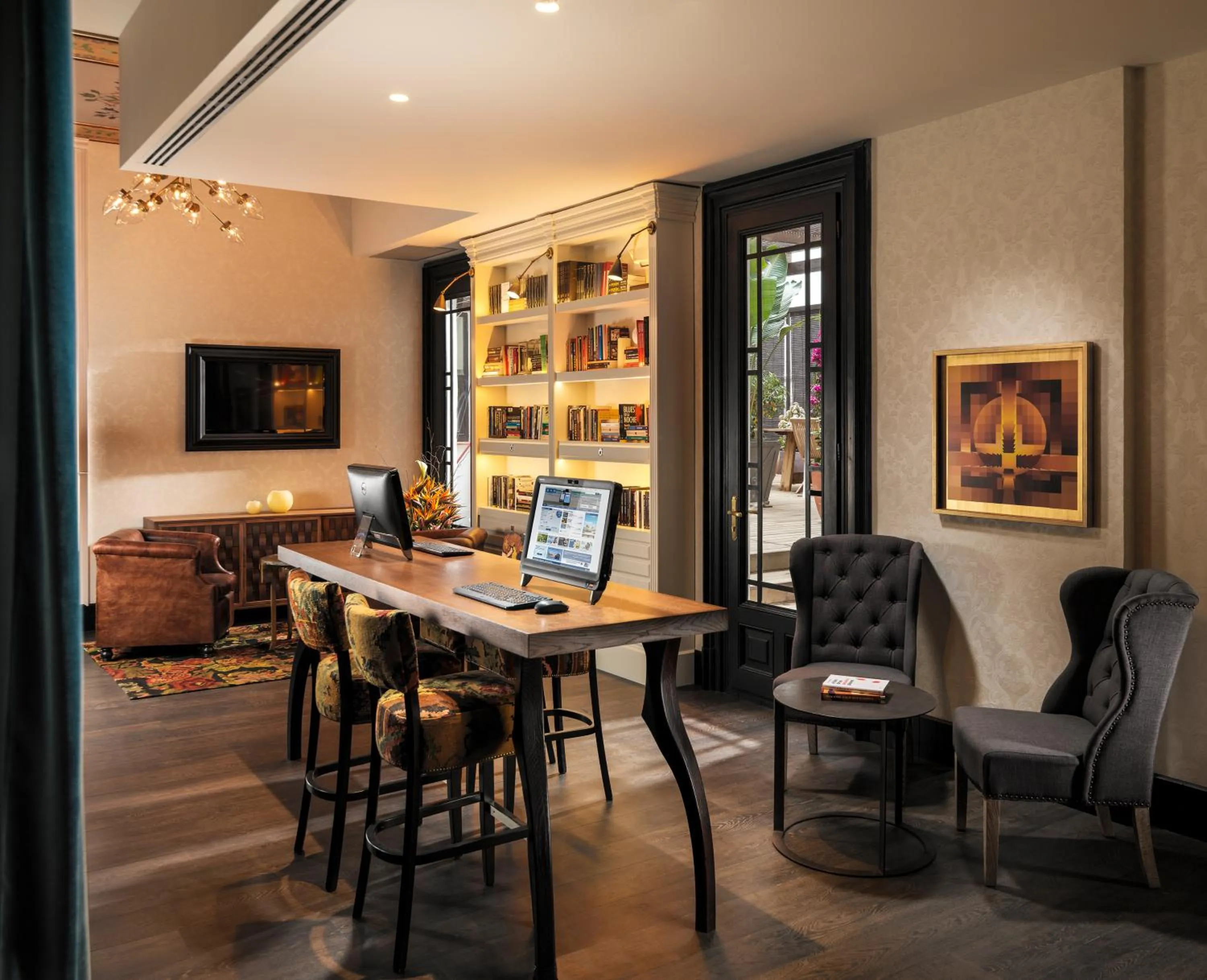 Communal lounge/ TV room in Boutique Hotel H10 Catalunya Plaza