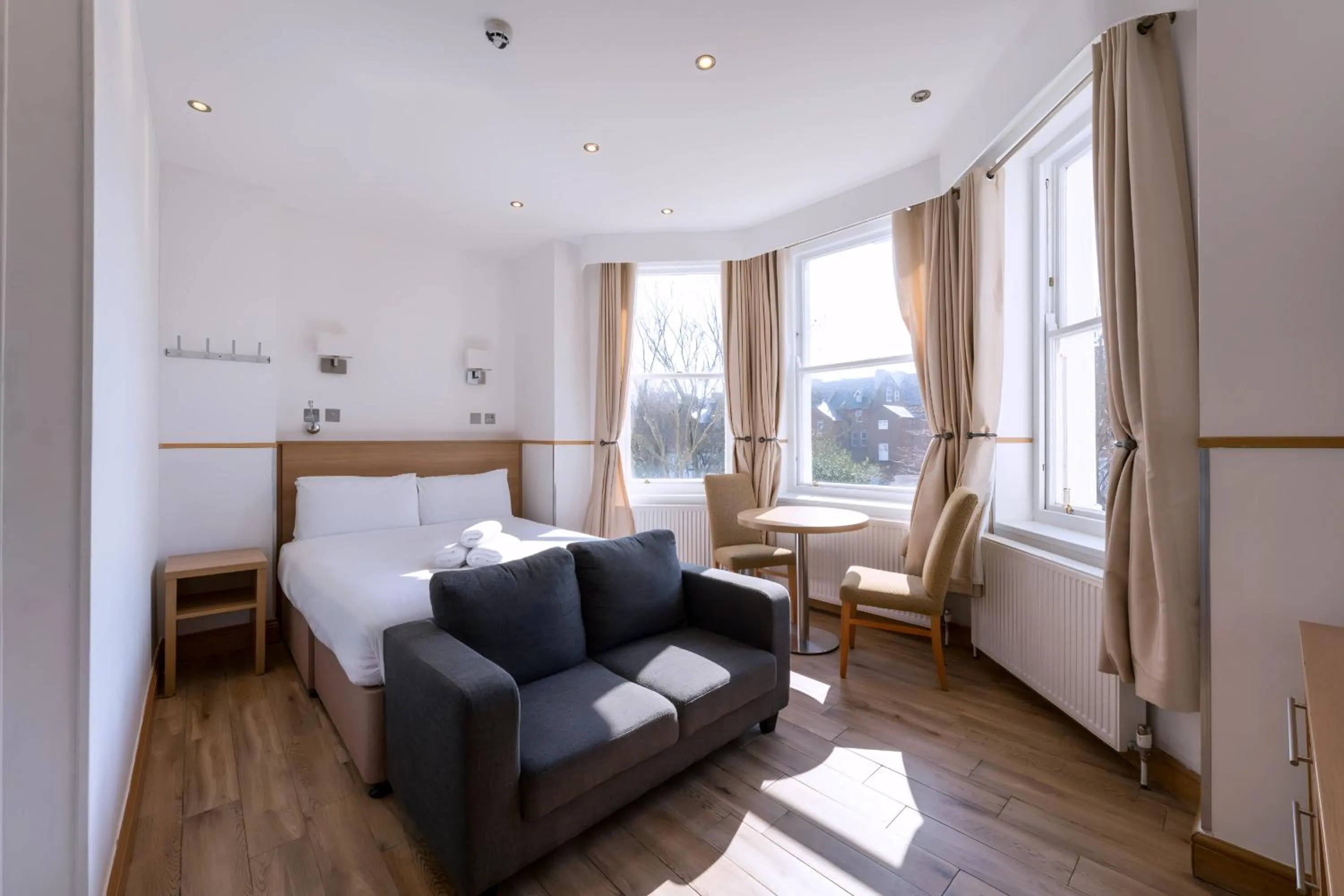 View (from property/room), Bed in Osborne Aparthotel