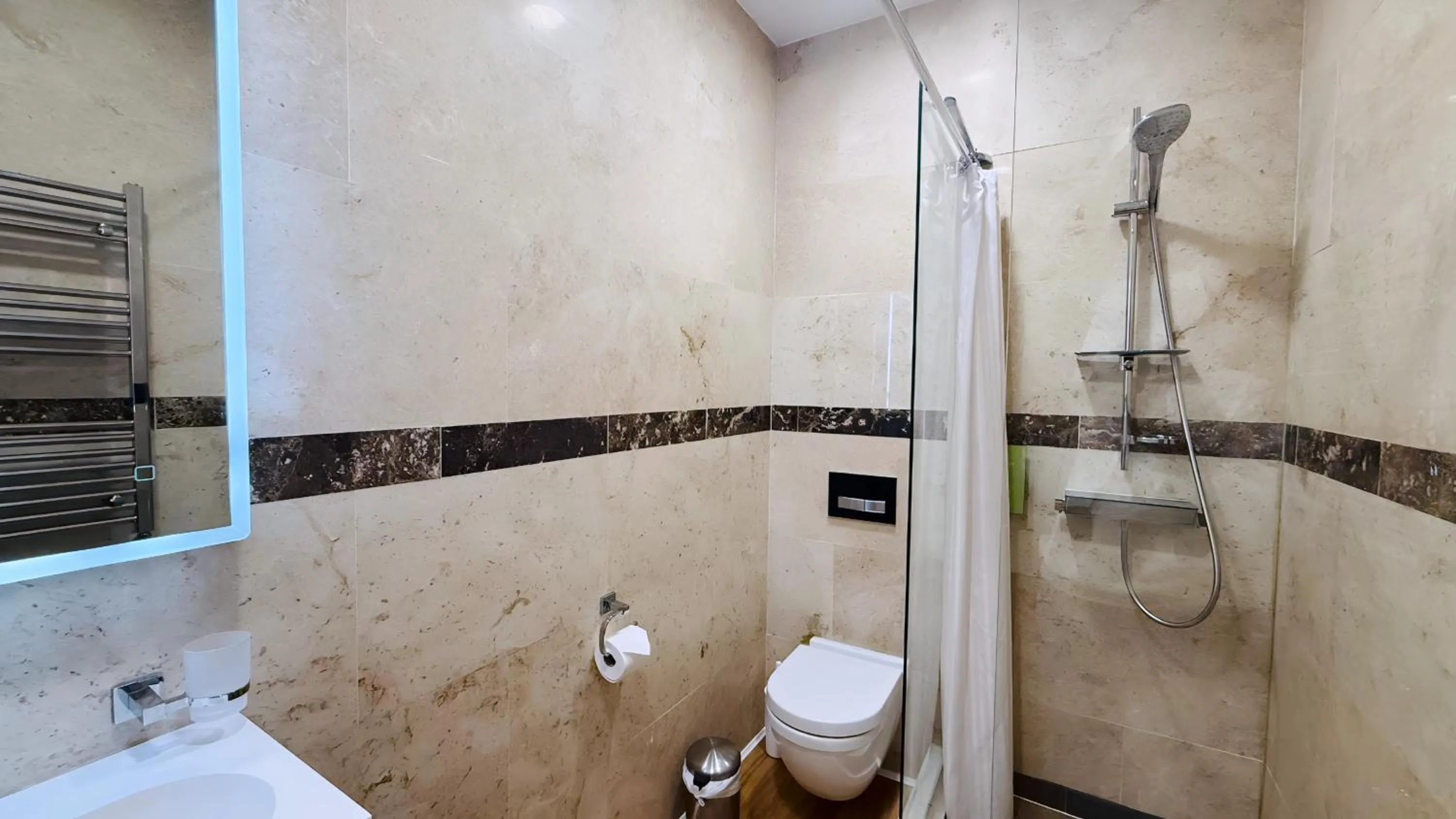 Toilet in Osborne Aparthotel