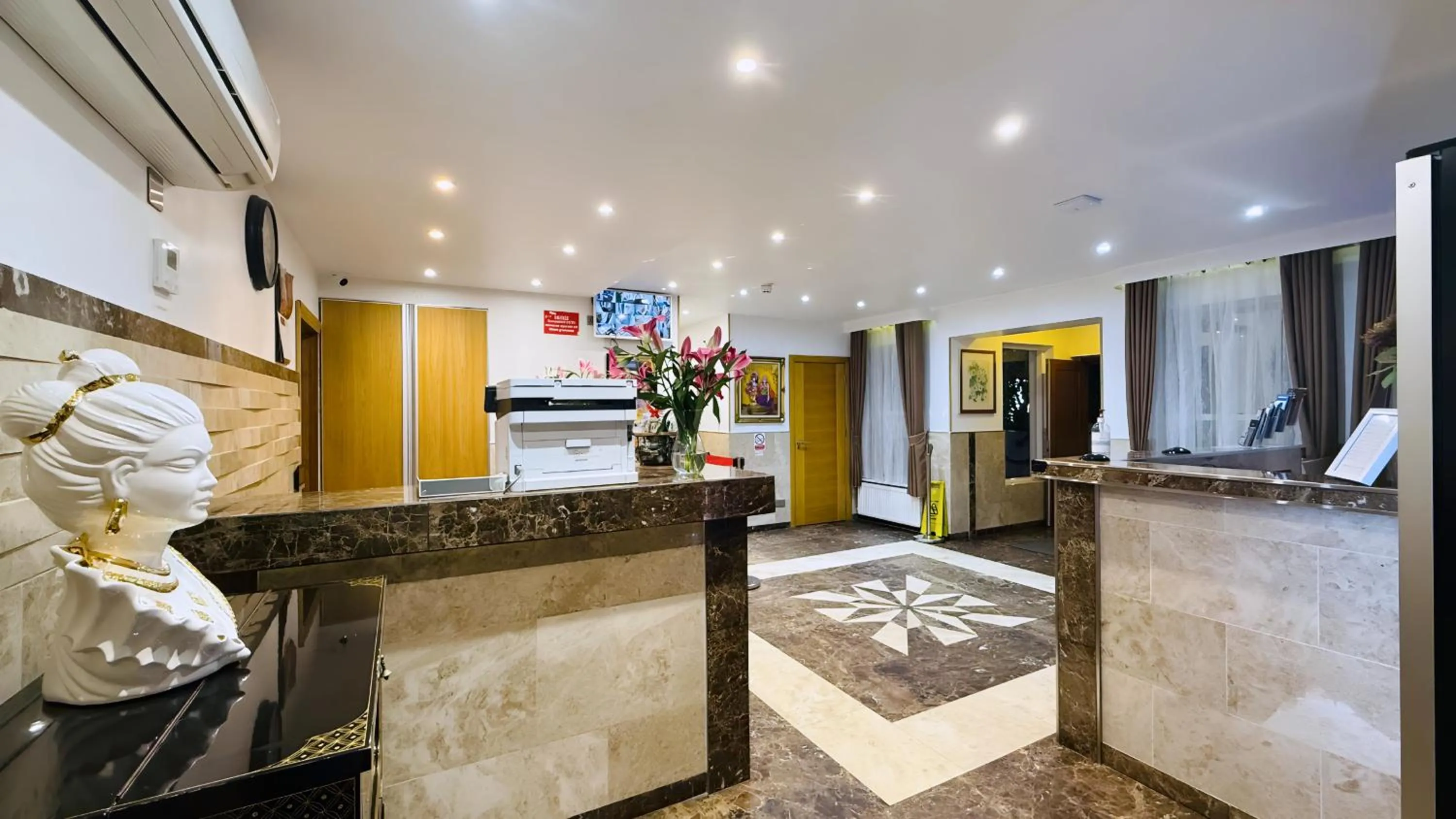 Lobby or reception in Osborne Aparthotel