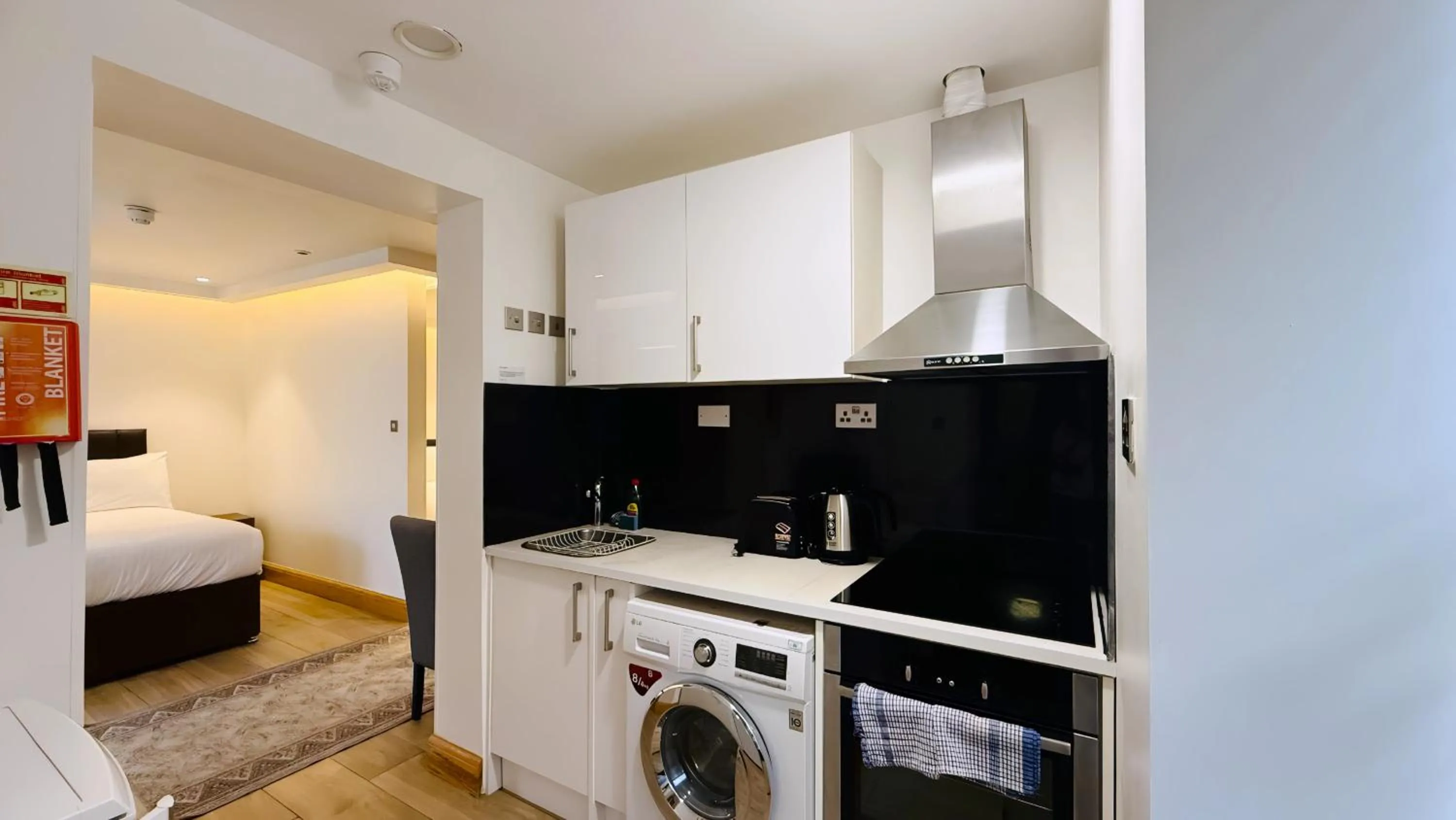 Kitchen or kitchenette, Bed in Osborne Aparthotel