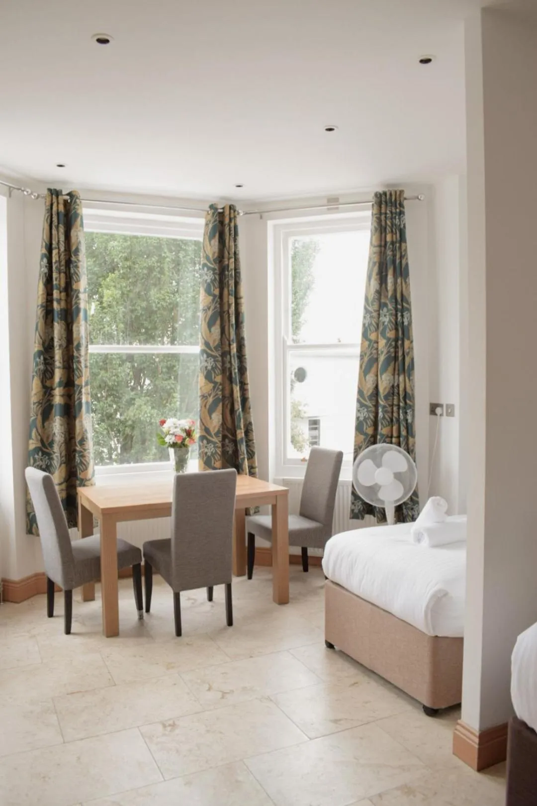 Seating area, Bed in Osborne Aparthotel