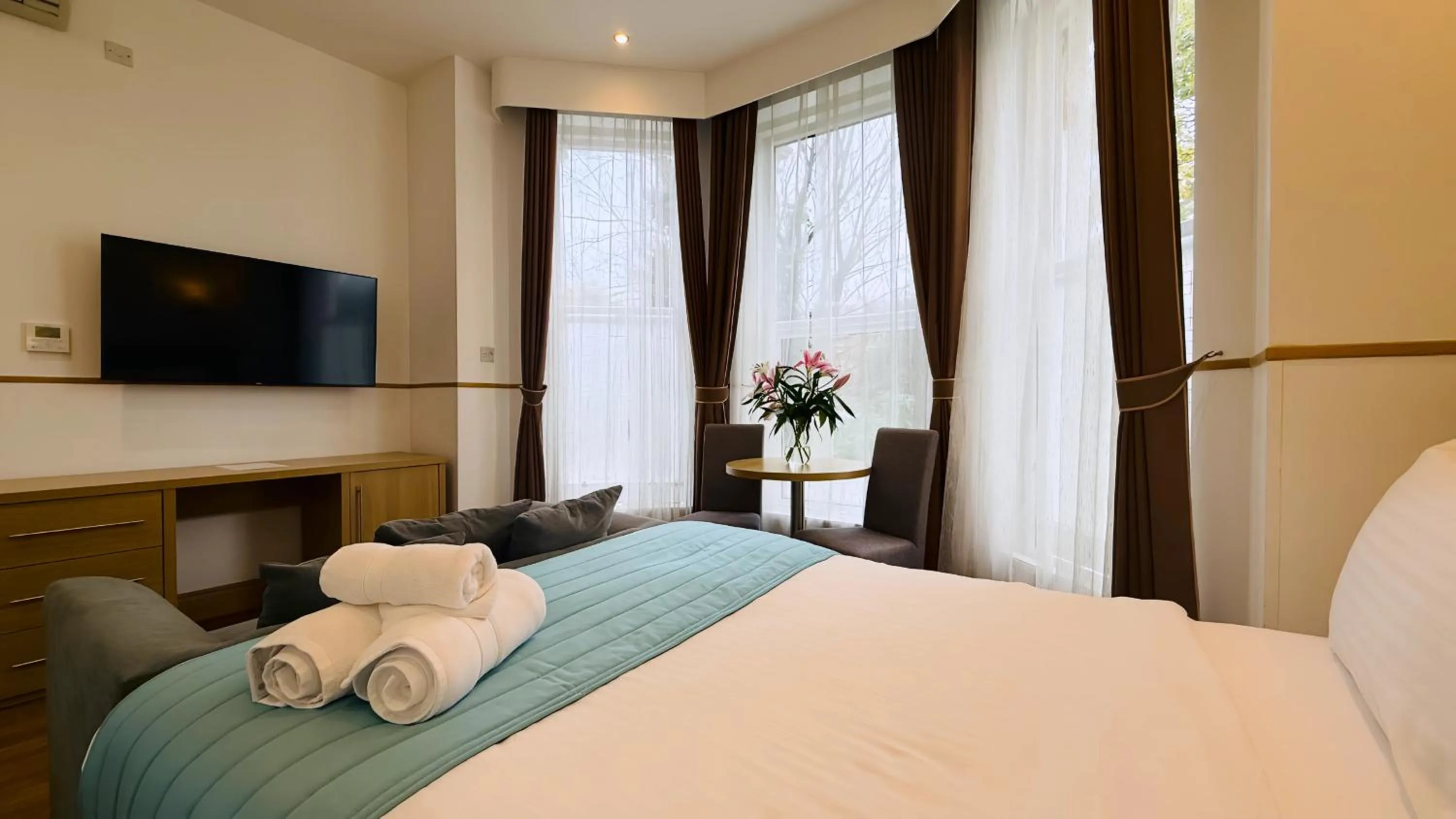 TV and multimedia, Bed in Osborne Aparthotel