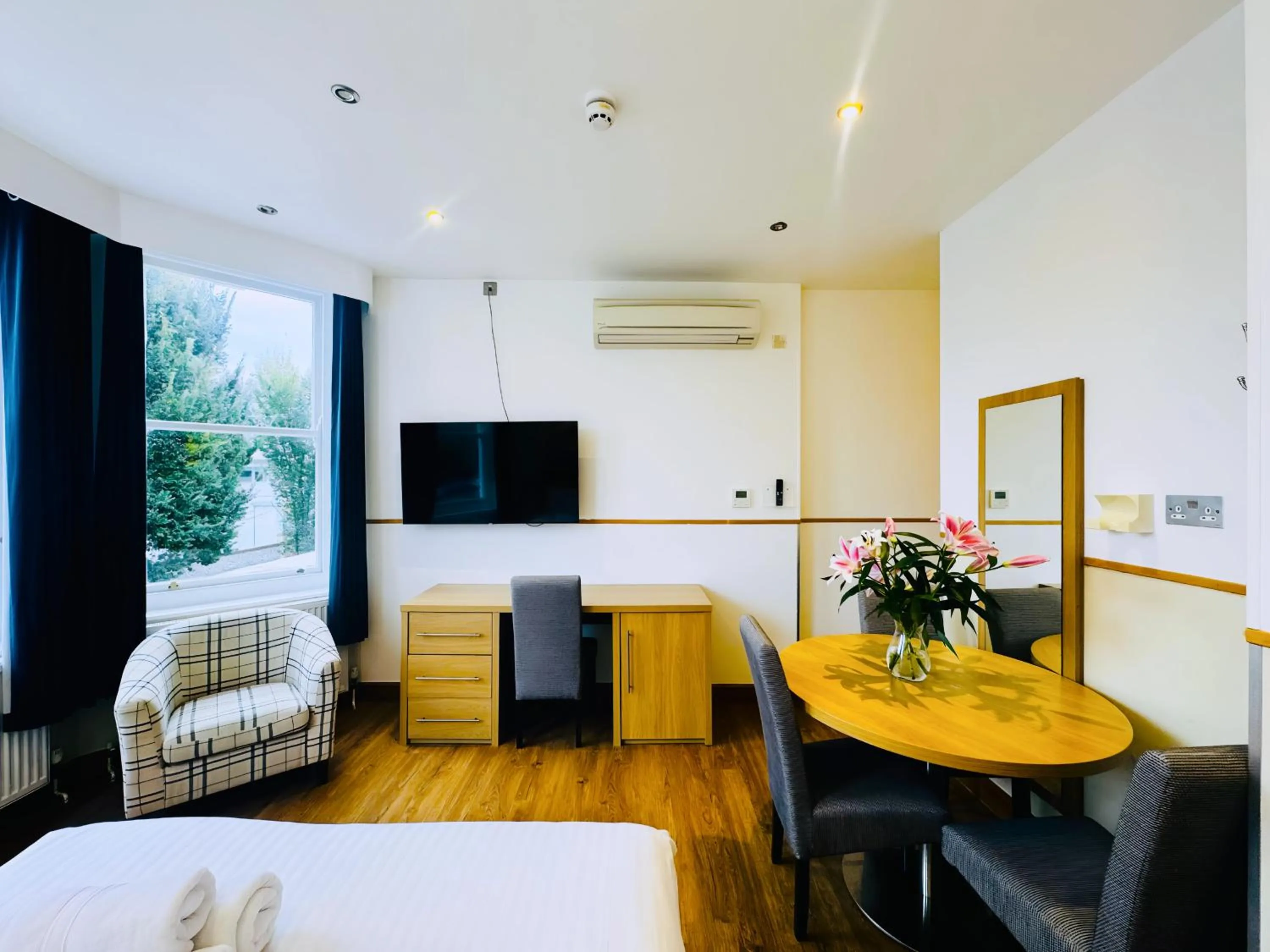 Dining area, Bed in Osborne Aparthotel