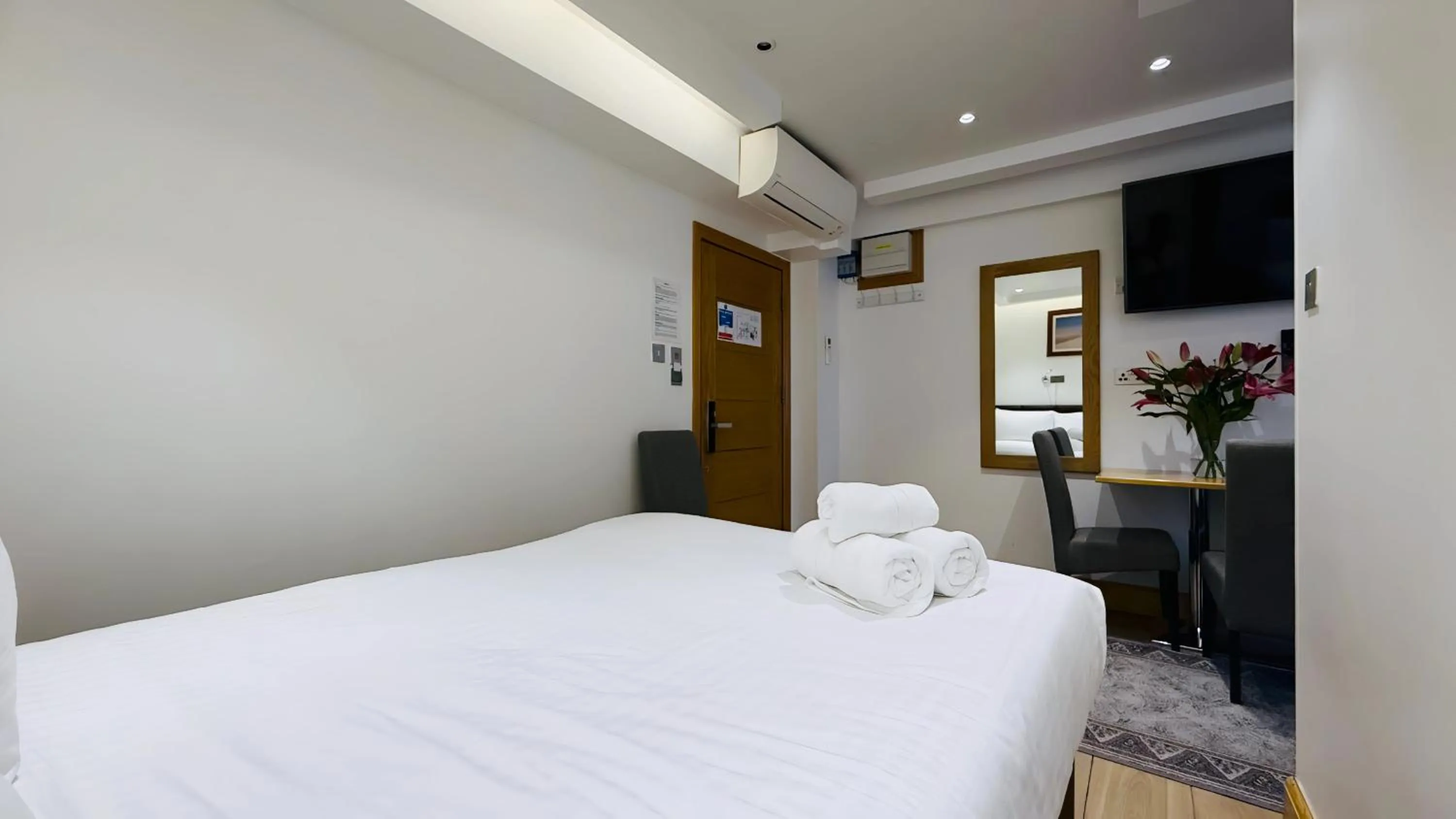 View (from property/room), Bed in Osborne Aparthotel