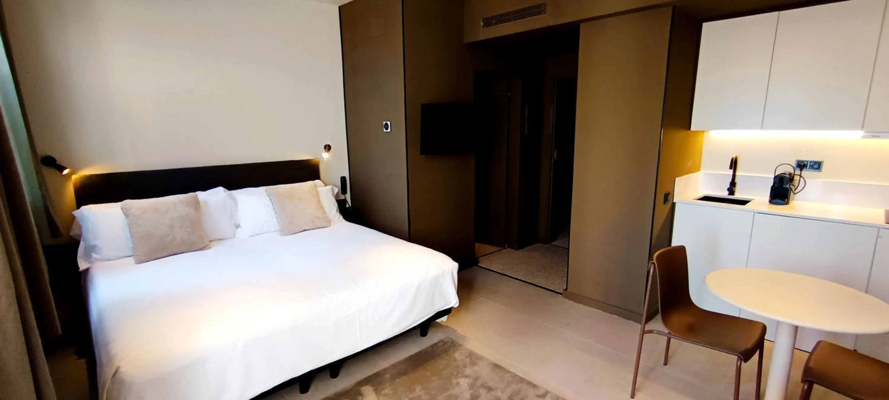 Bedroom, Bed in Senator Barcelona Apartments