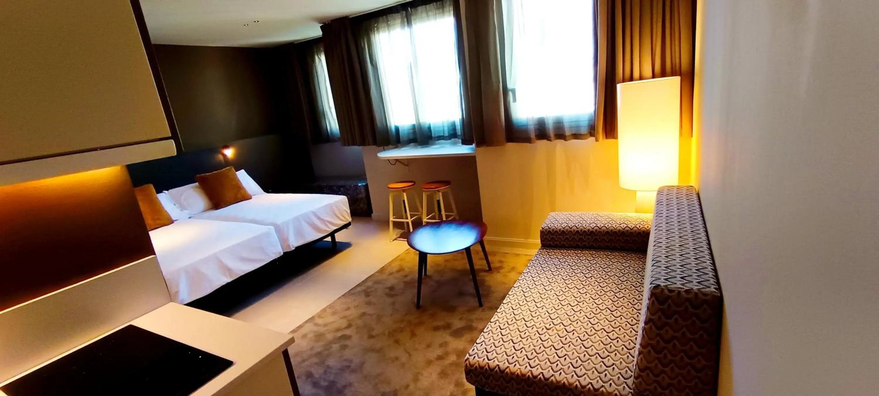 Shower, Bed in Senator Barcelona Apartments