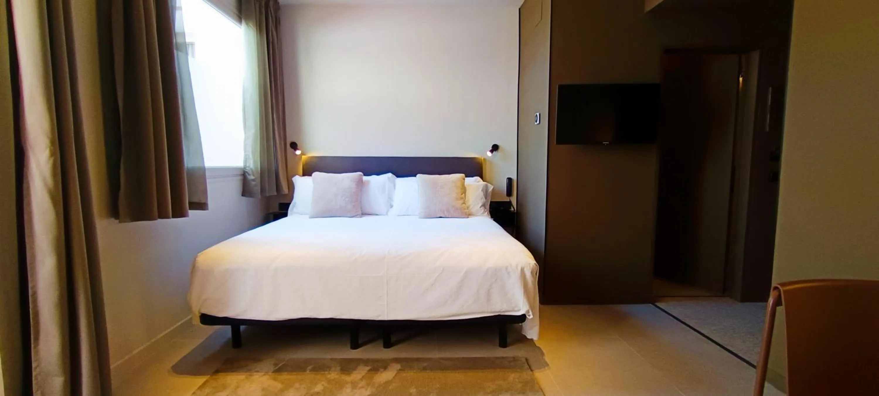 Bedroom, Bed in Senator Barcelona Apartments