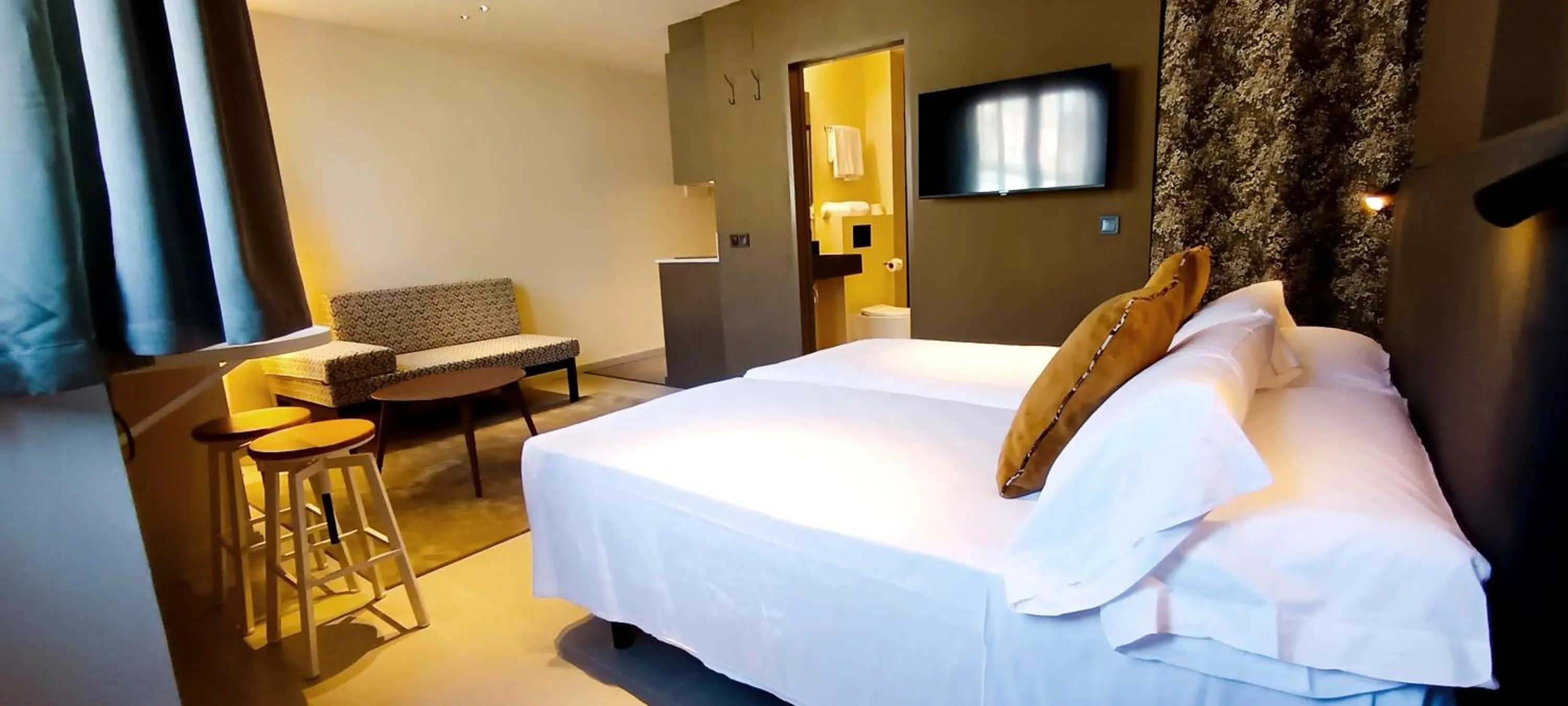 Shower, Bed in Senator Barcelona Apartments