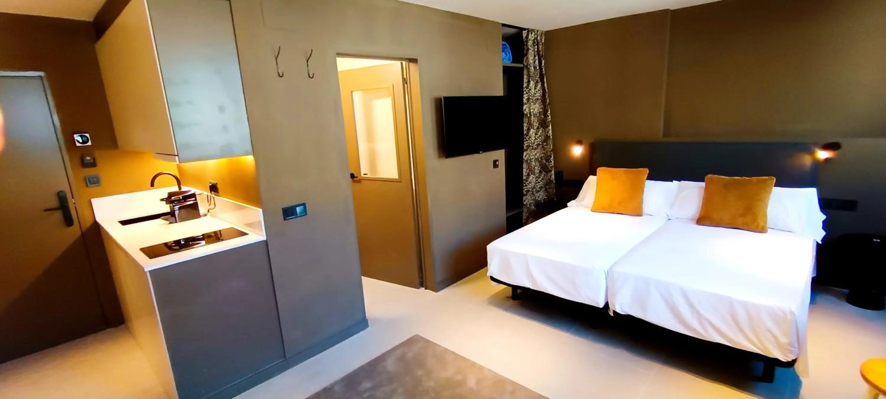Photo of the whole room, Bed in Senator Barcelona Apartments