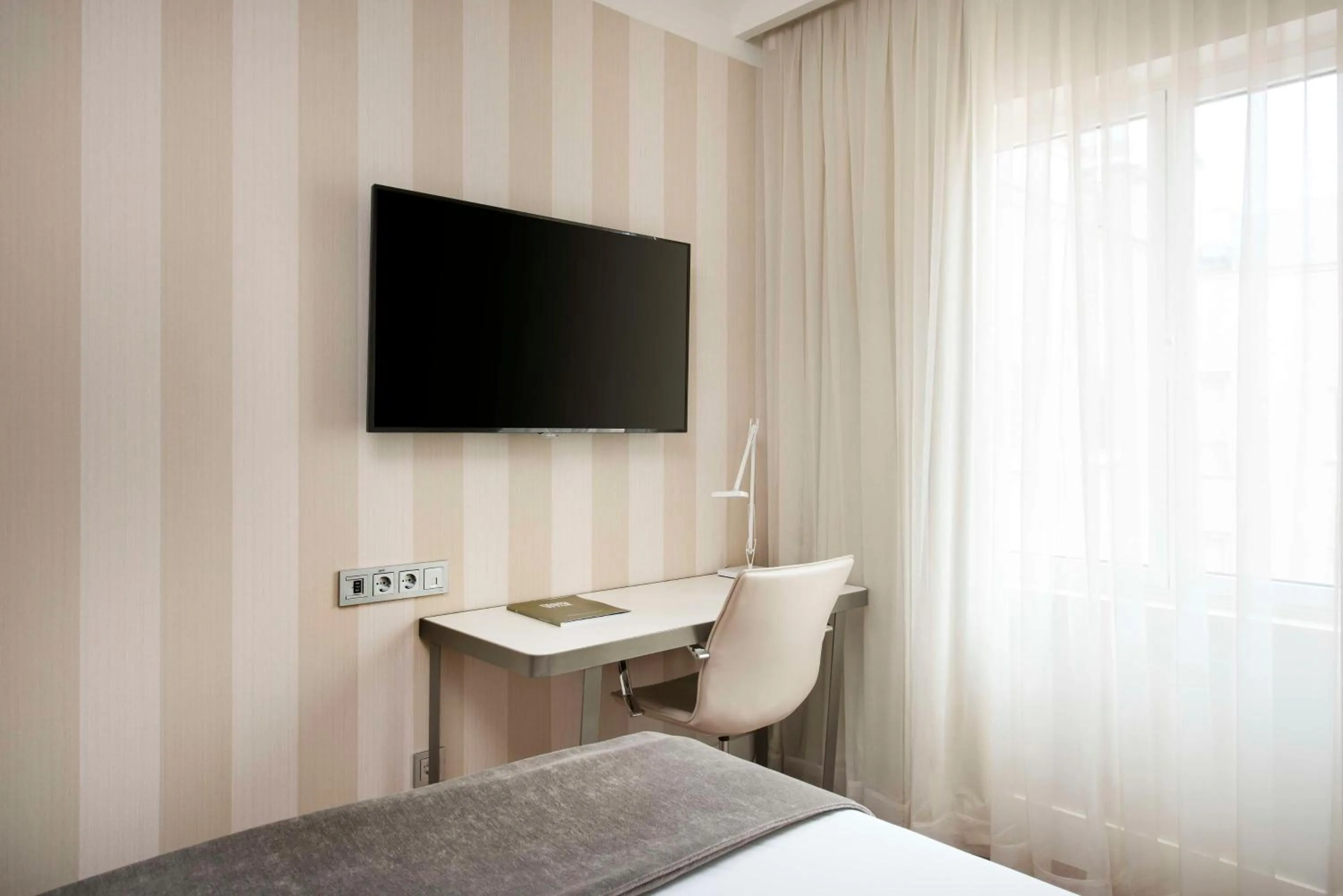 Bedroom, Bed in NH Collection Madrid Colón