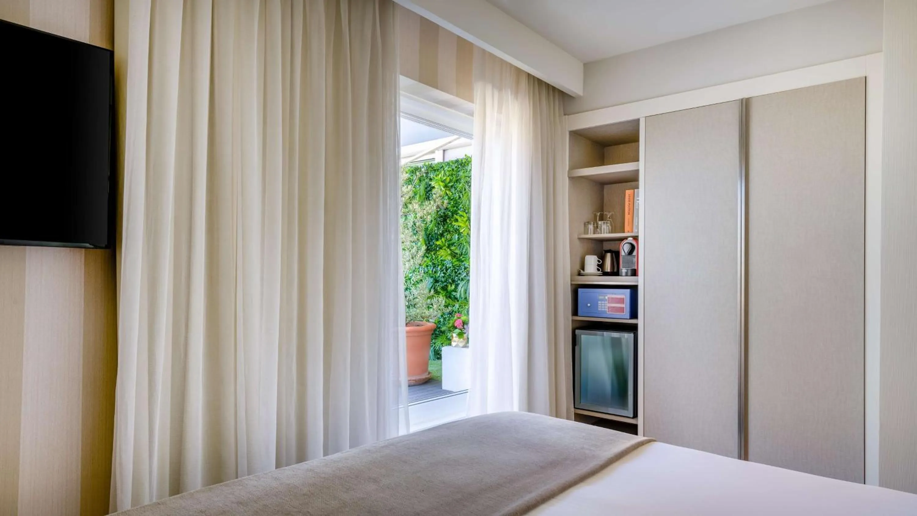 Photo of the whole room, Bed in NH Collection Madrid Colón