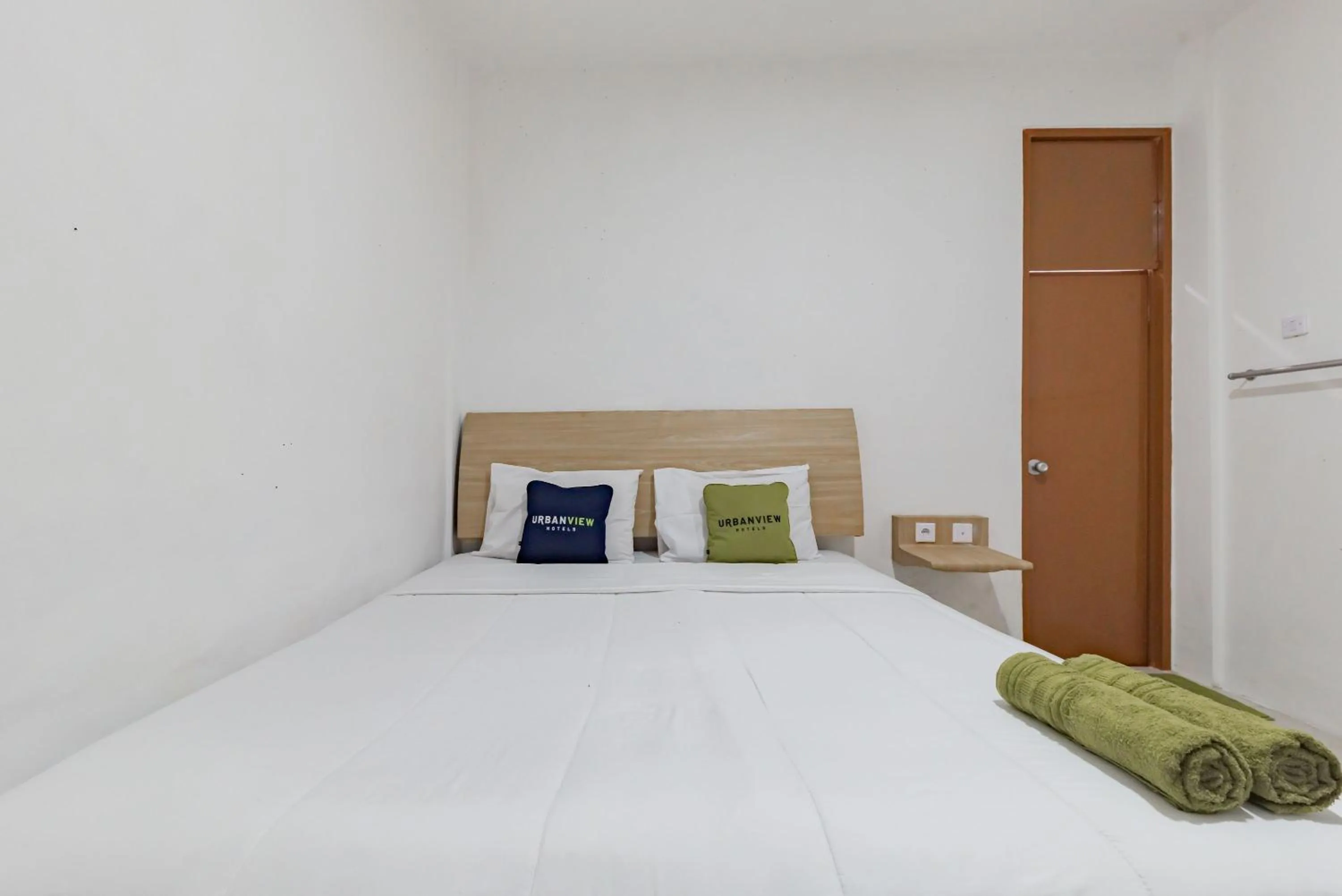 Bedroom, Bed in Urbanview Hotel Cozy Samarinda by RedDoorz