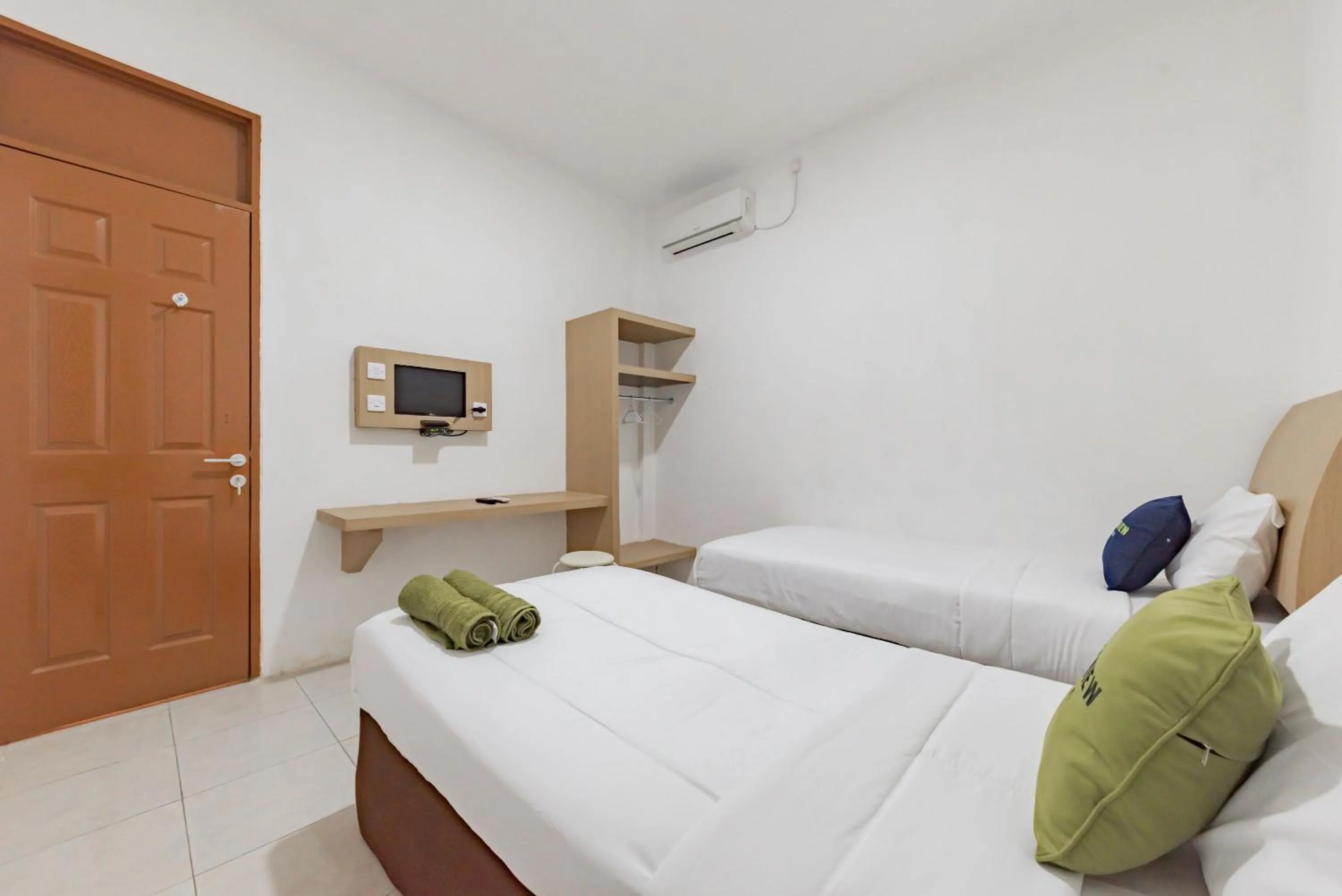 Bedroom, Bed in Urbanview Hotel Cozy Samarinda by RedDoorz