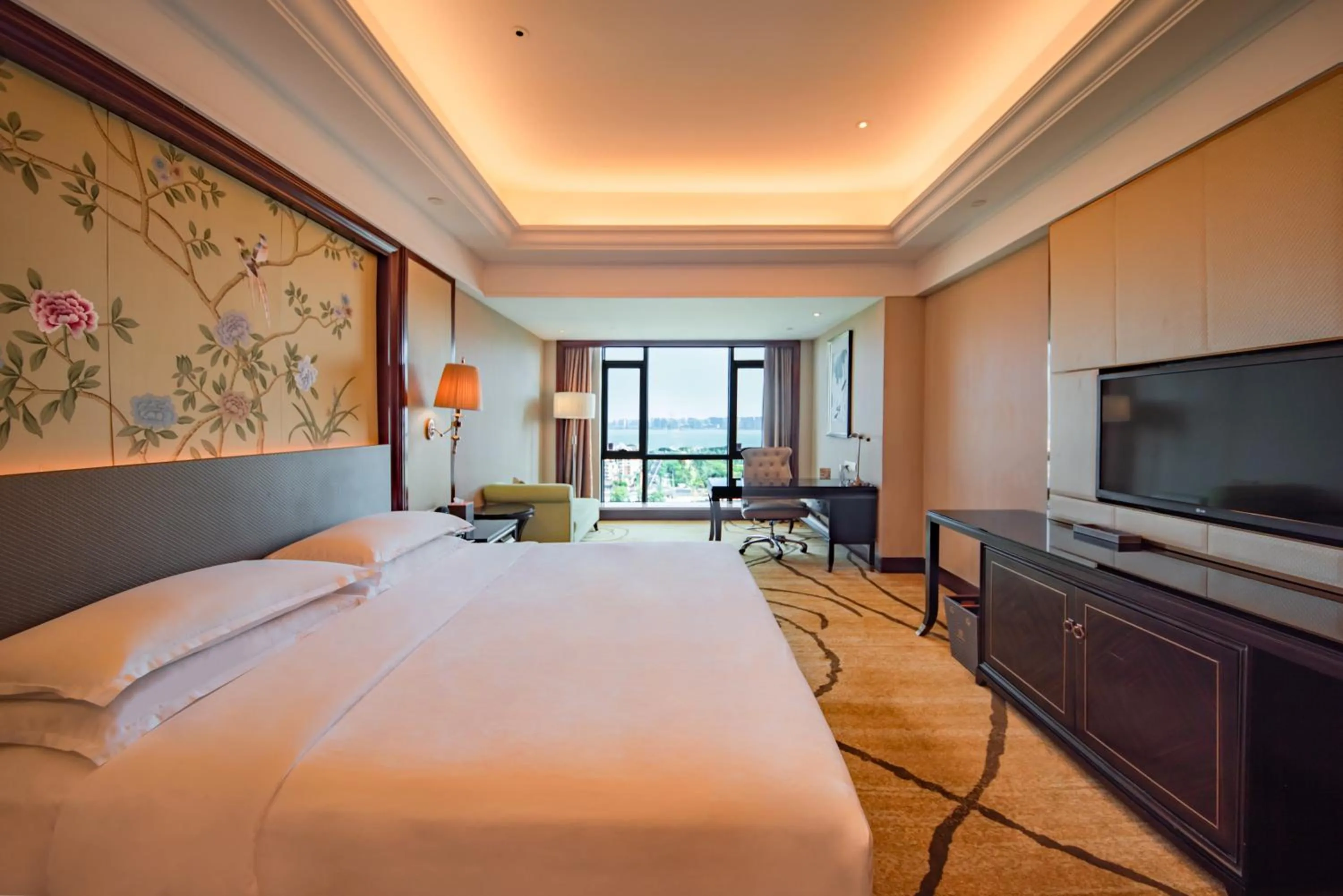 View (from property/room), Bed in Sheraton Shantou Hotel