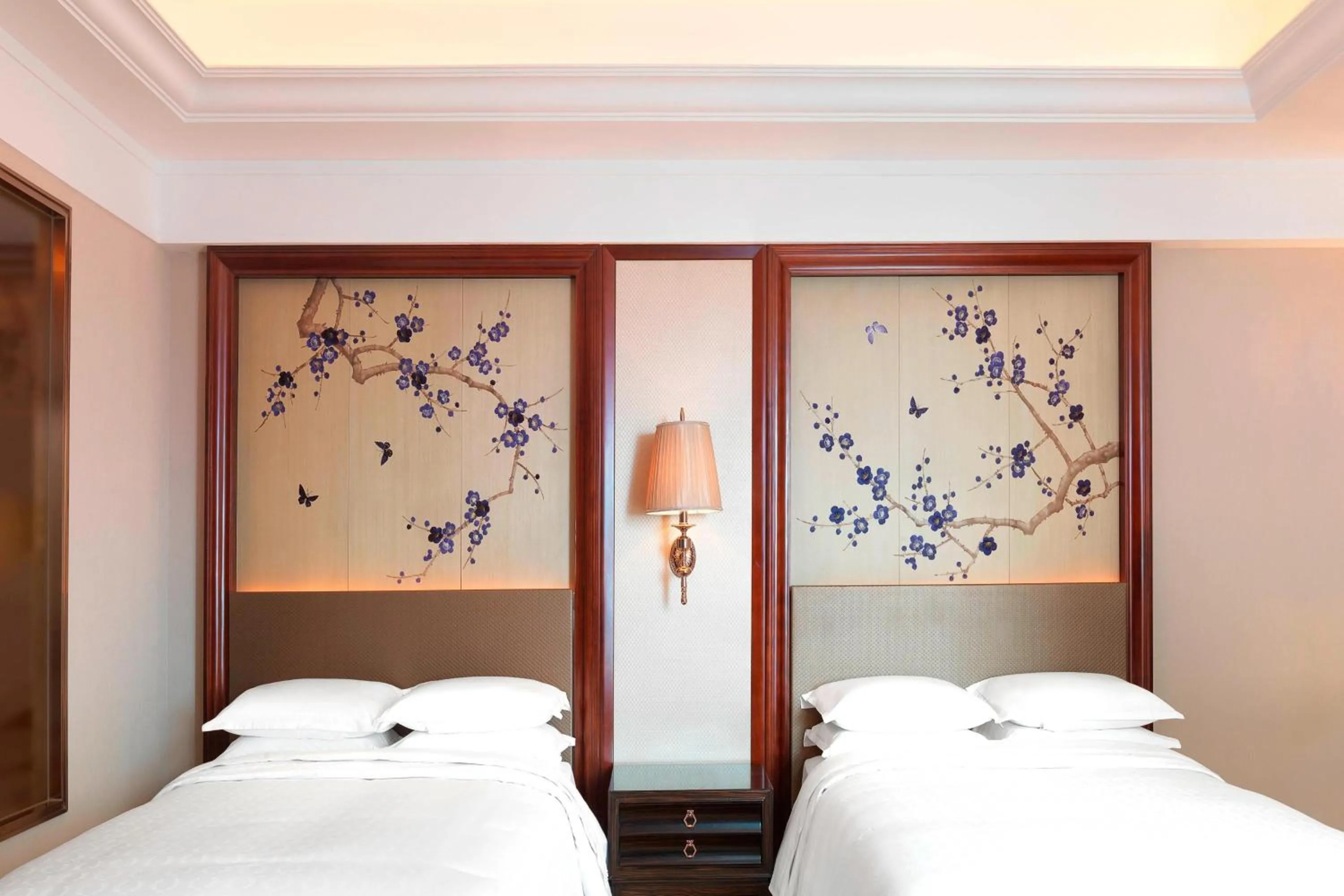 Photo of the whole room, Bed in Sheraton Shantou Hotel