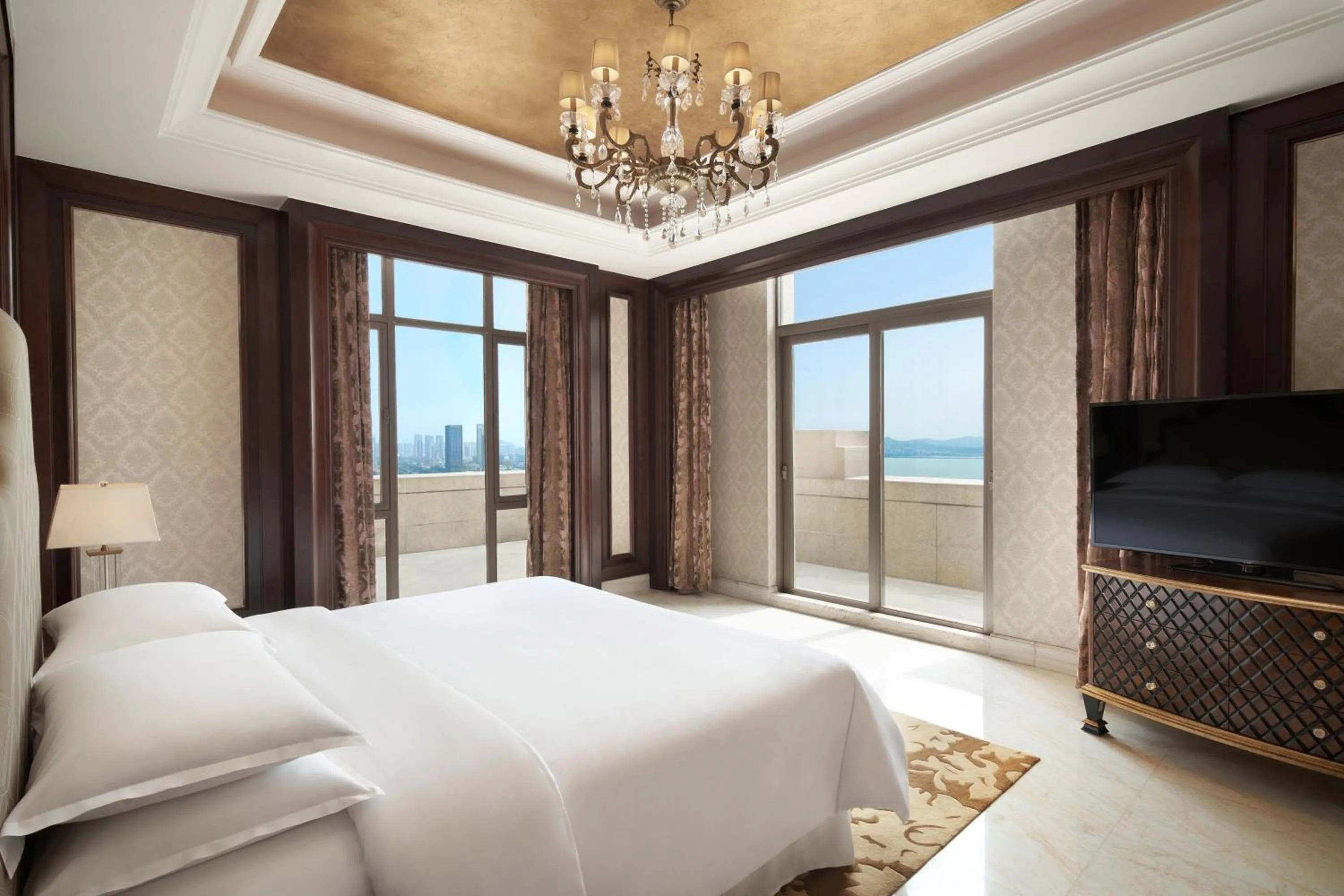 Photo of the whole room, Bed in Sheraton Shantou Hotel