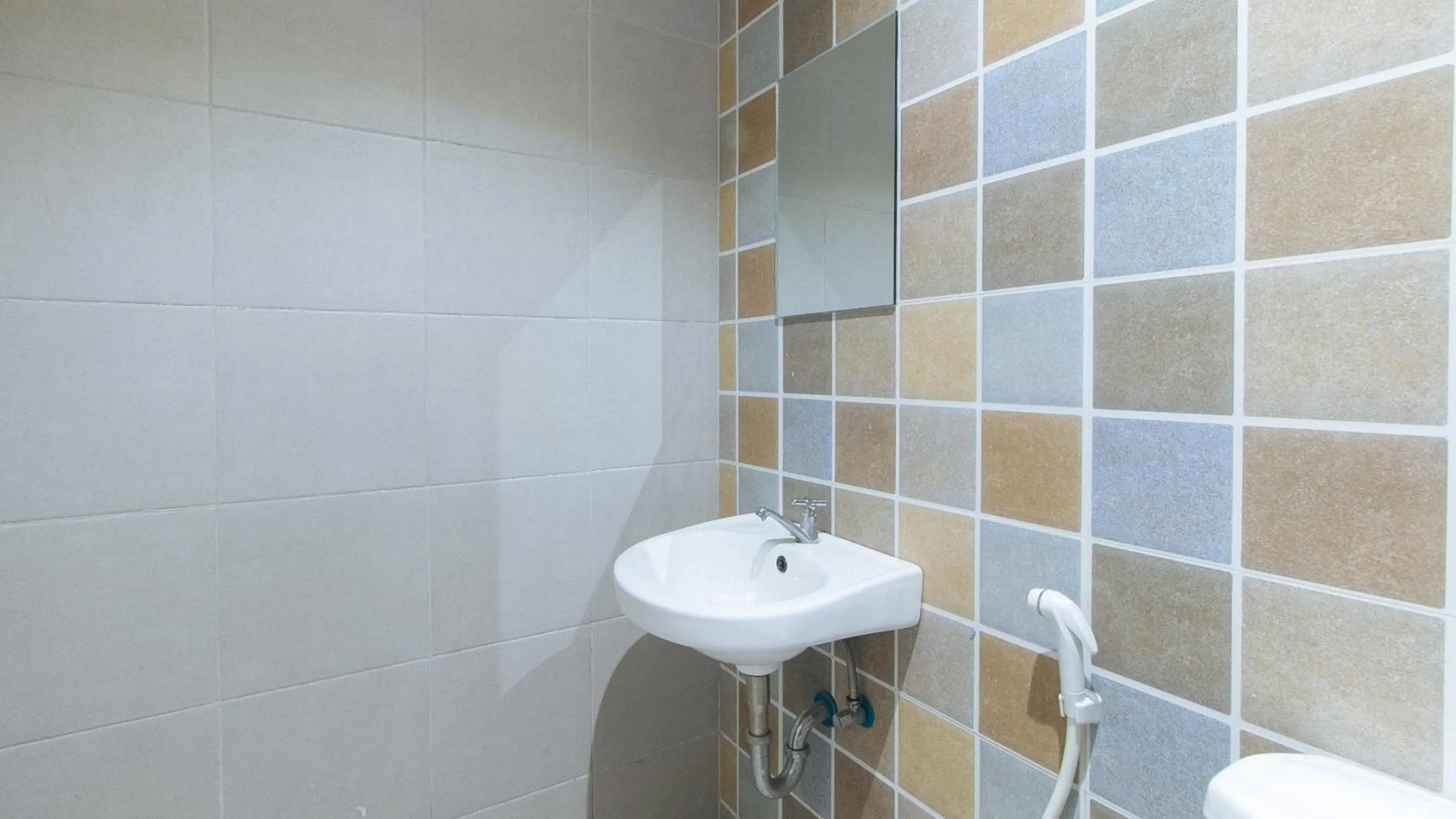 Shower in Mahayahay Lodge and Restaurant