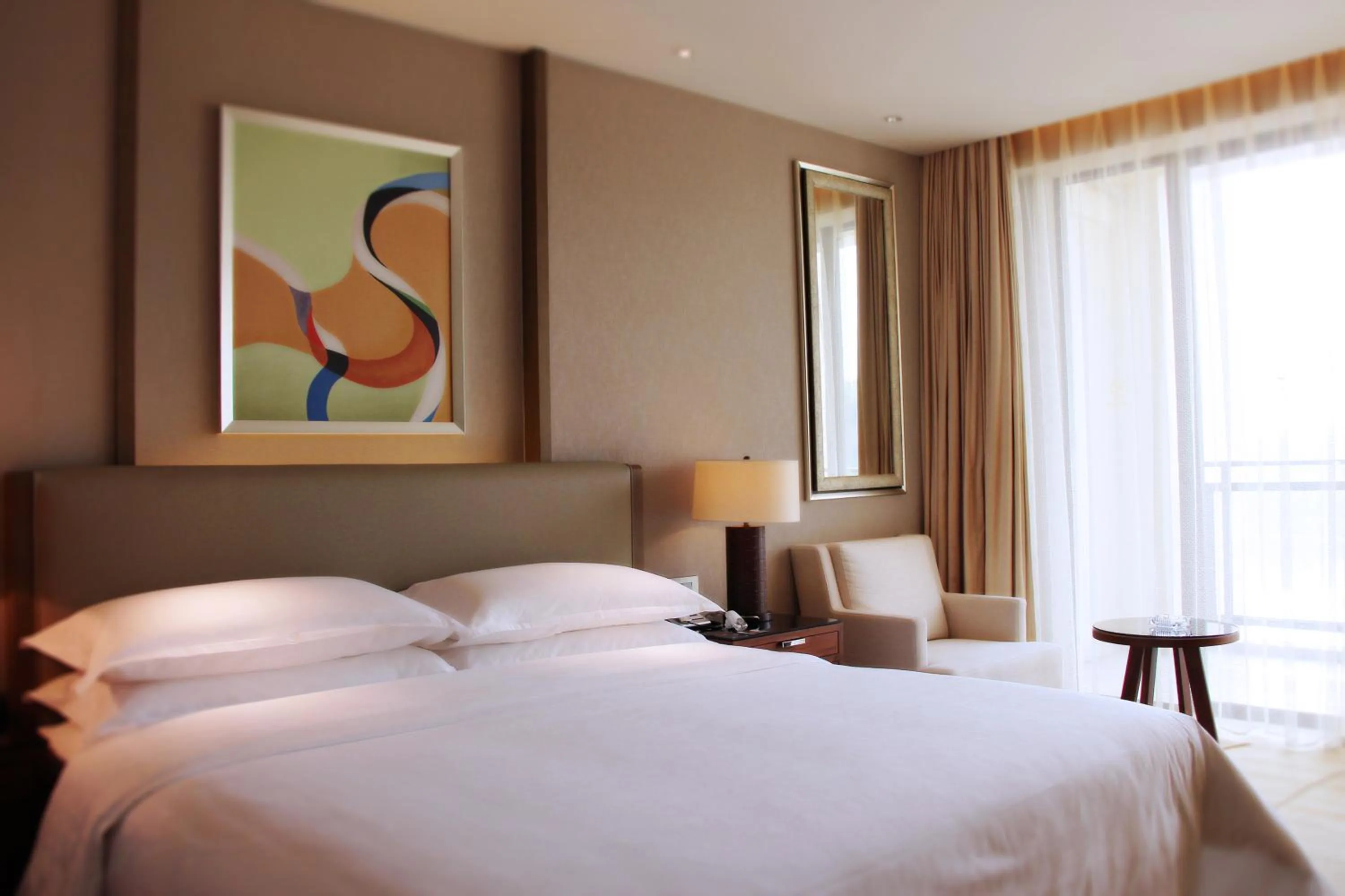 Photo of the whole room, Bed in Sheraton Huizhou Bailuhu