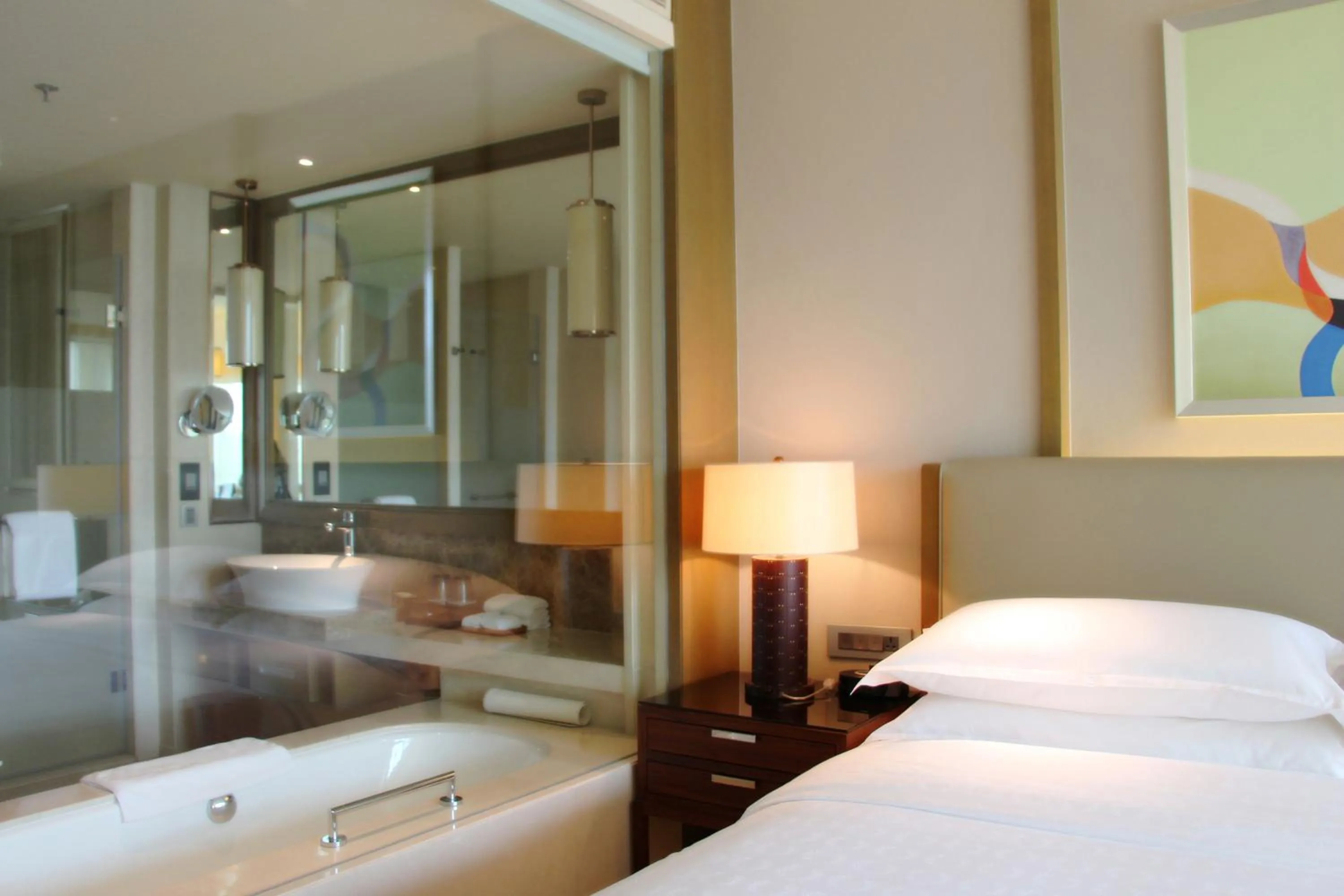 Bathroom, Bed in Sheraton Huizhou Bailuhu