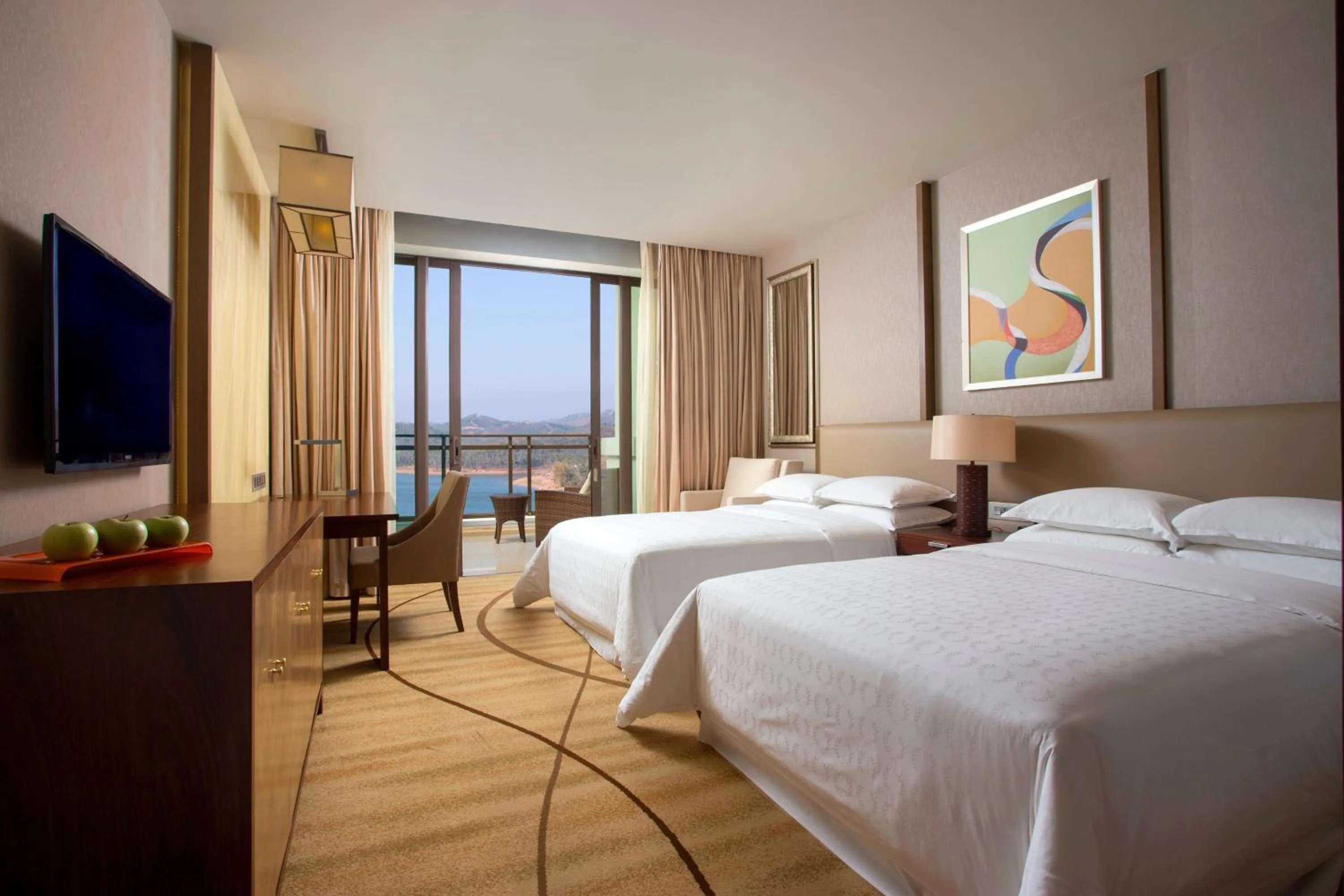 Photo of the whole room, Bed in Sheraton Huizhou Bailuhu