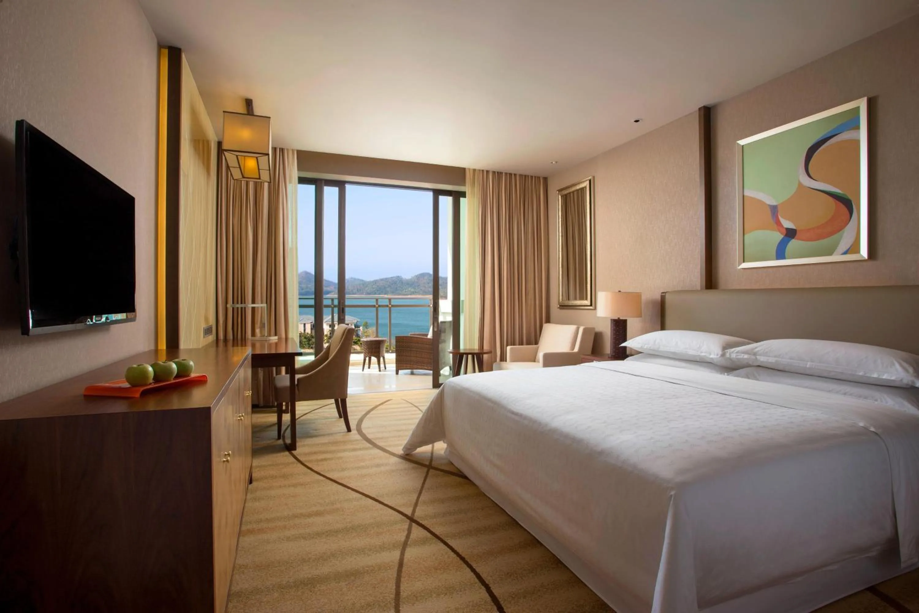 Photo of the whole room, Bed in Sheraton Huizhou Bailuhu