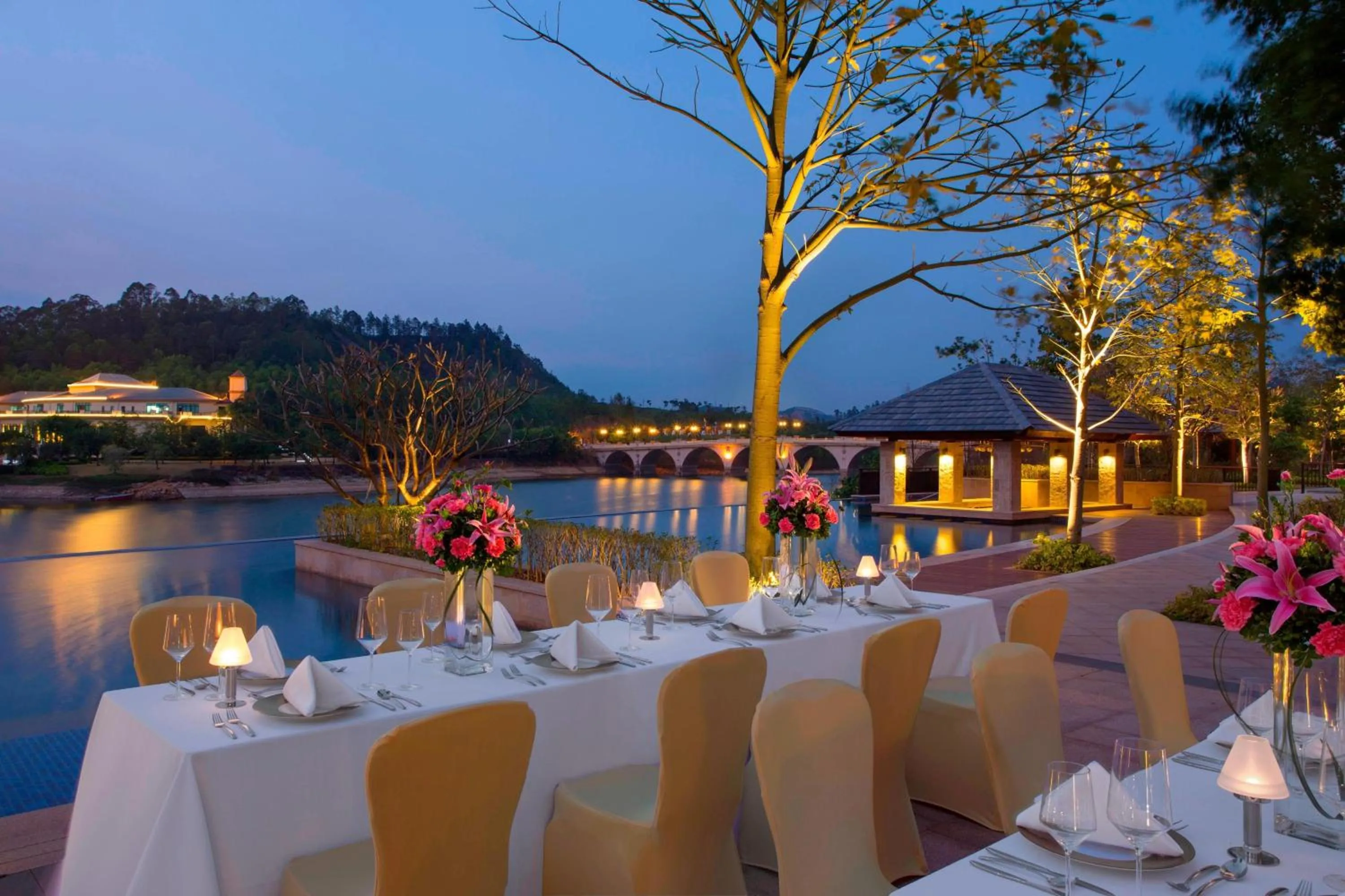 Swimming pool in Sheraton Huizhou Bailuhu